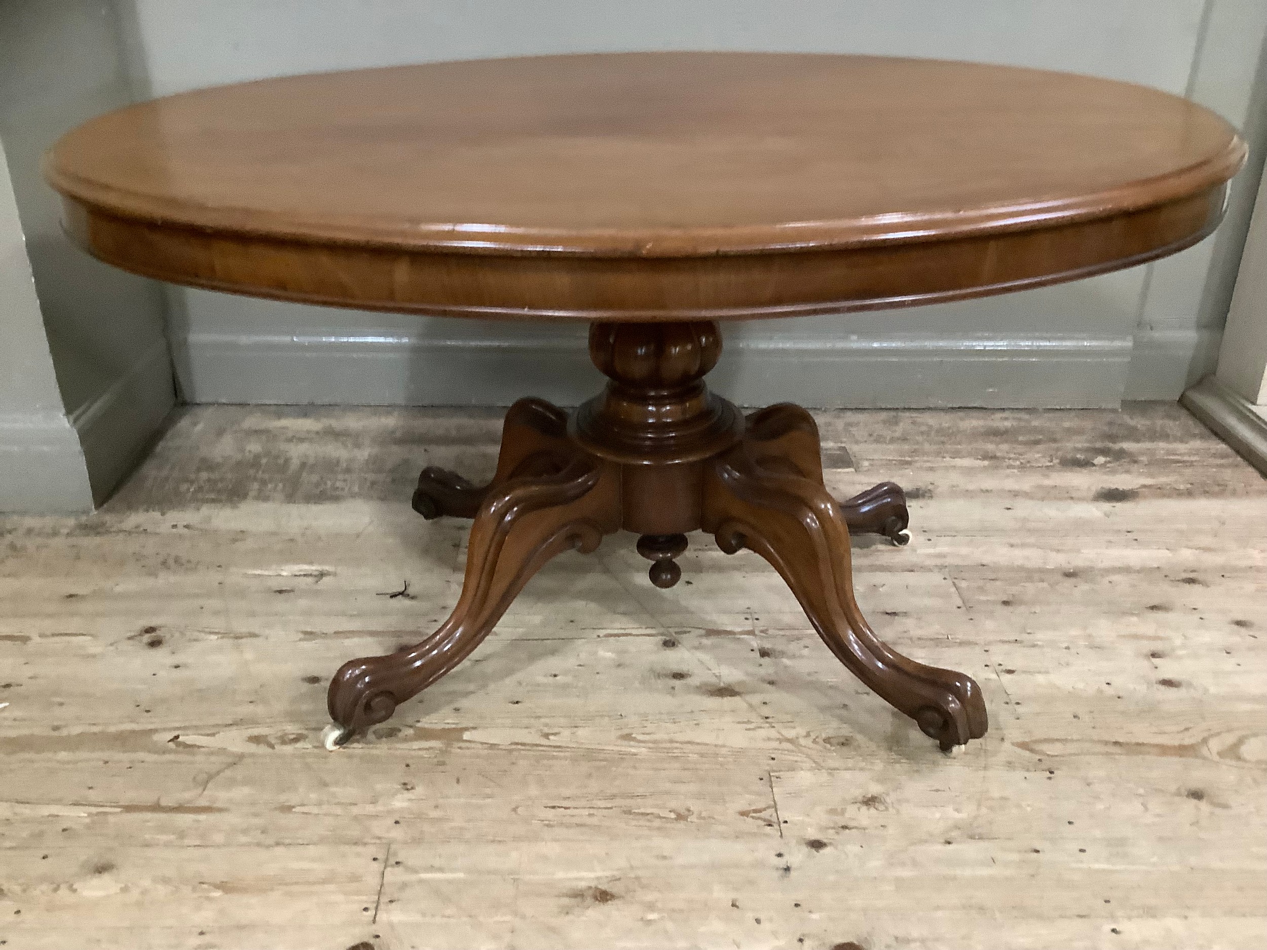 A mahogany Victorian oval Looe table on carved baluster column on four moulded cabriole legs with - Image 3 of 4