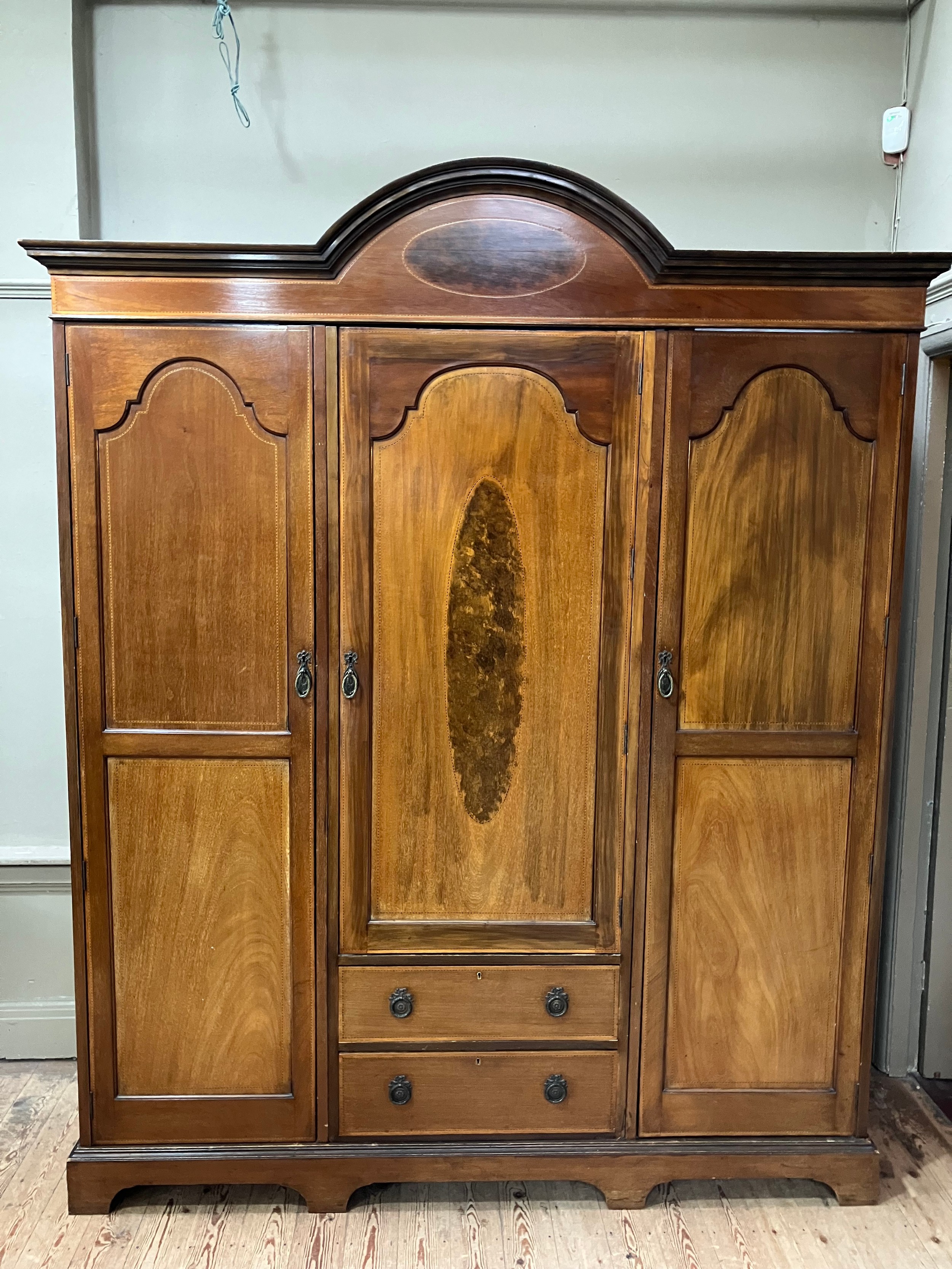 An Edwardian three door wardrobe of semi arched profile with moulded cornice, the middle door having - Image 6 of 6