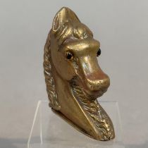 An Edward VII brass novelty horse's head vesta, with glass eyes, 4.25cm high x 4.5cm wide