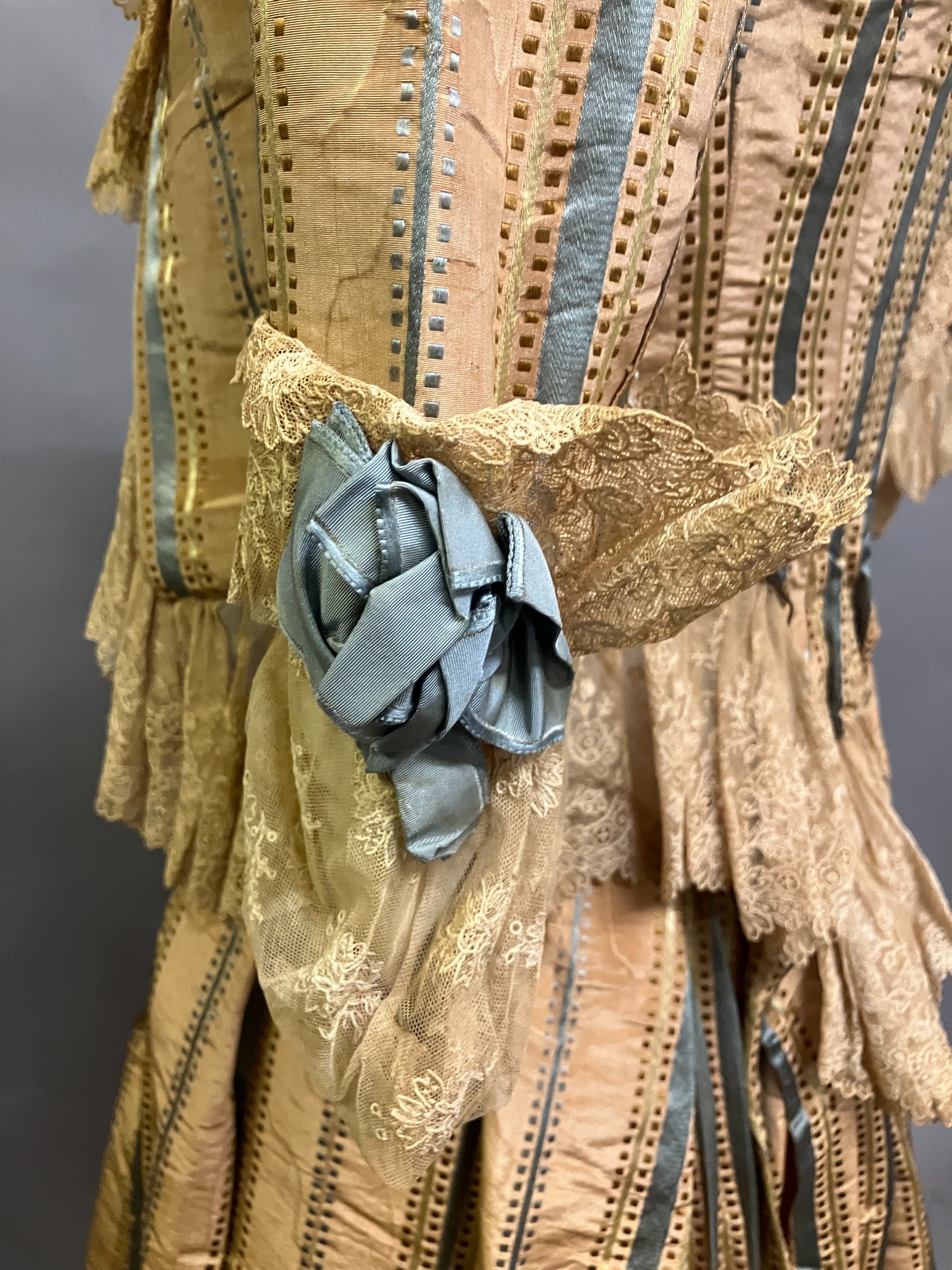 An Edwardian honey watered silk taffeta skirt and bodice, striped with aqua, the tailored, boned - Bild 5 aus 10