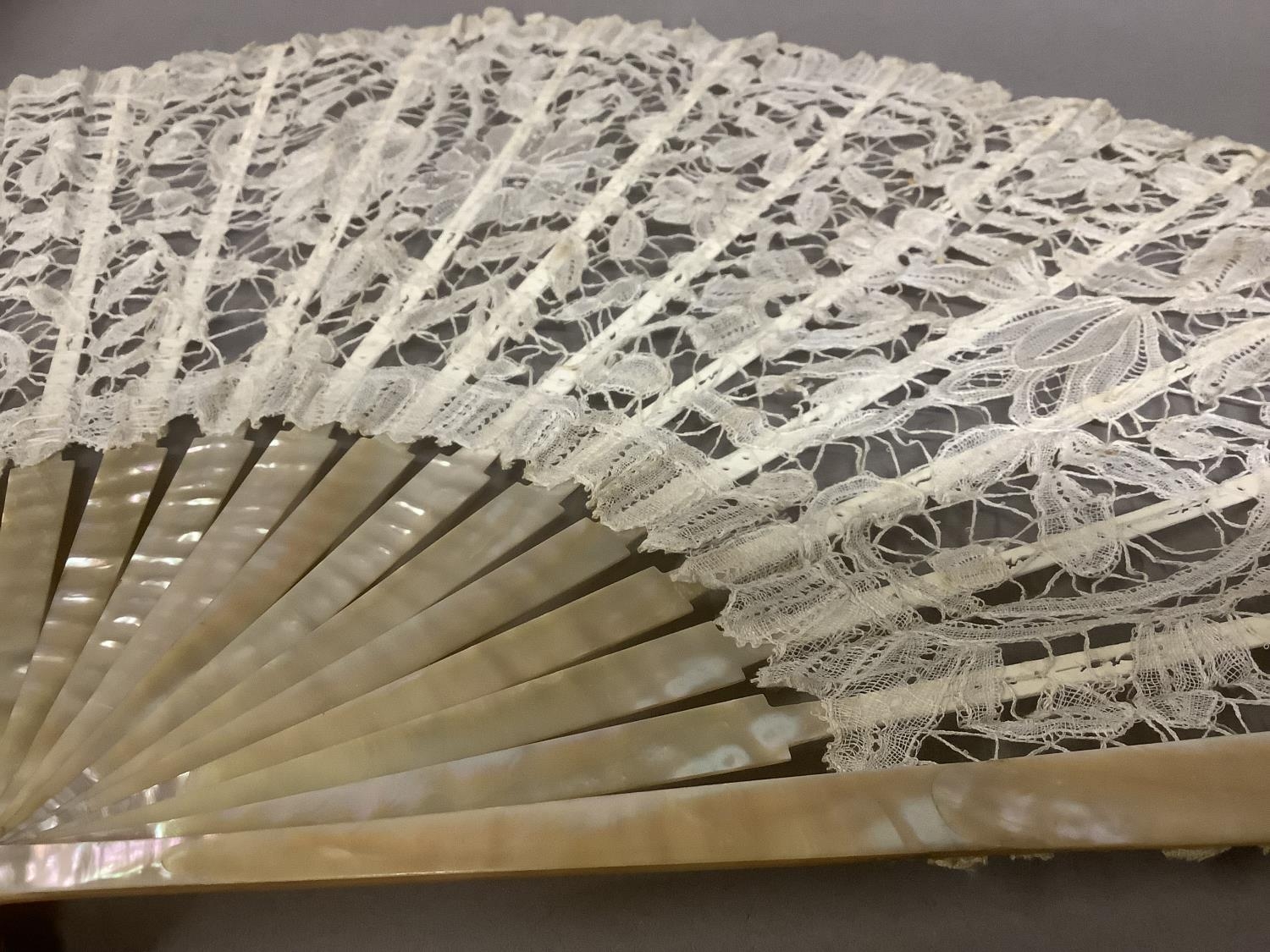 Antique Lace: a c 1890’s Mixed Brussels lace fan, the monture of pink mother of pearl, the deep leaf - Bild 3 aus 4