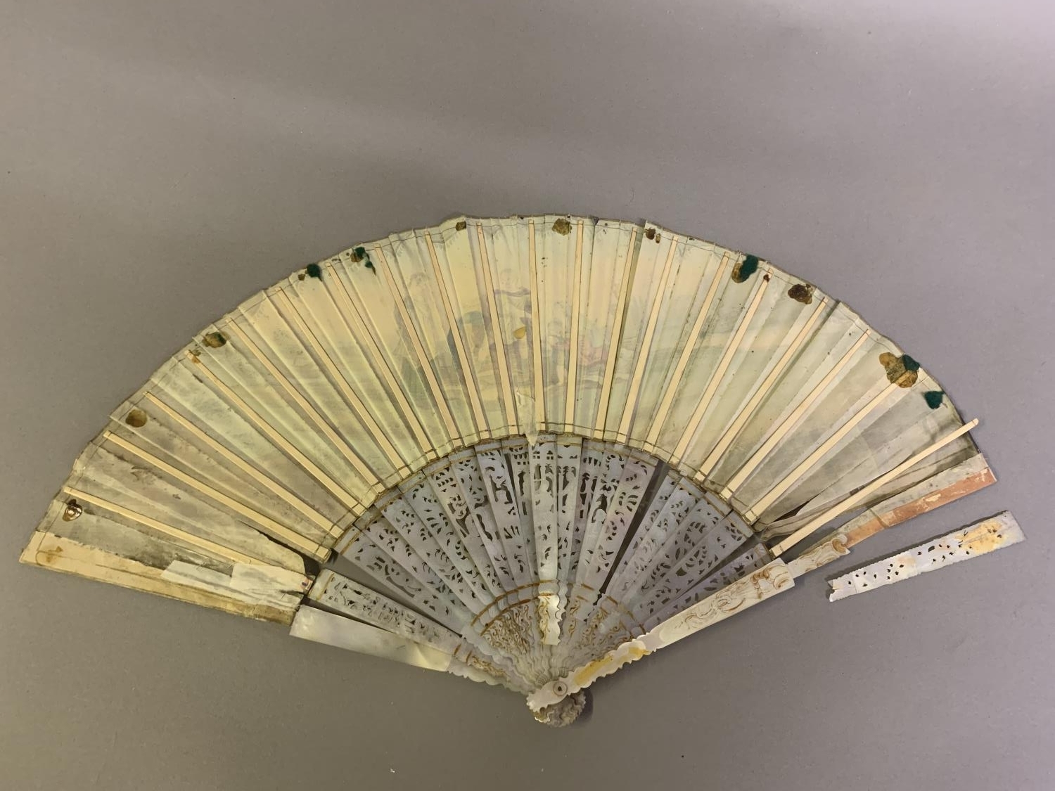 An 18th century mother of pearl fan with leaf of painted silk, showing a man seated on a throne, a - Bild 6 aus 9