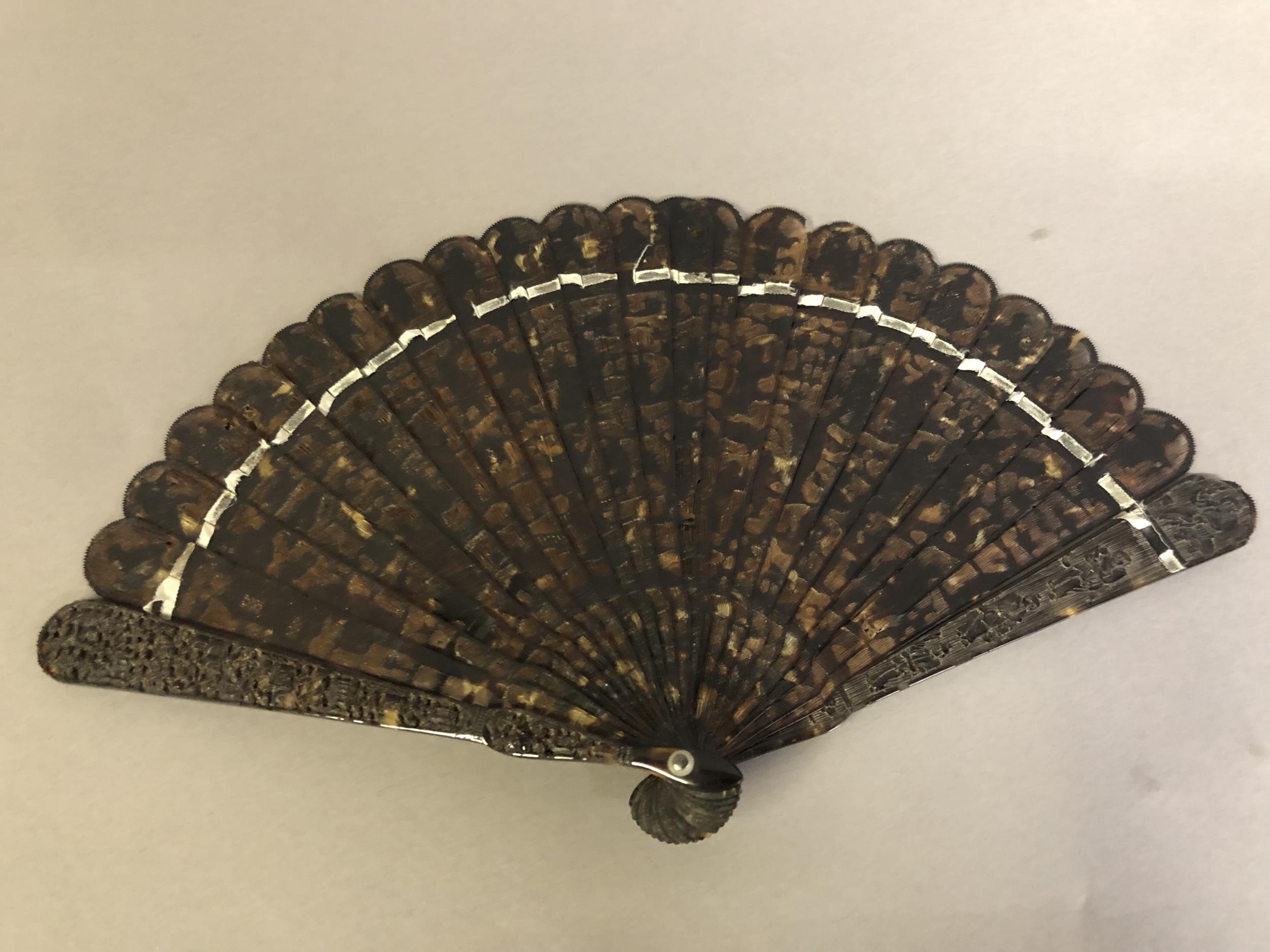 C 1840’s a Chinese carved tortoiseshell brisé fan, with original box stamped with the name TugShing, - Image 2 of 16