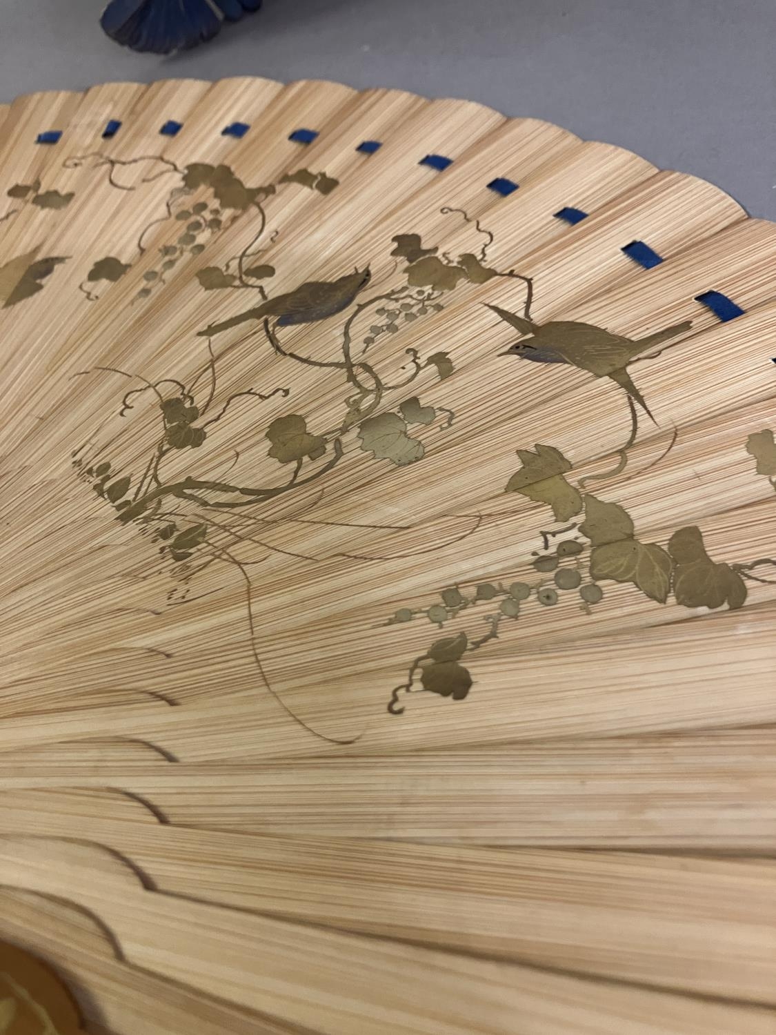 Oriental fans: A detailed Chinese folding fan with double paper leaf, each side showing a - Image 3 of 5