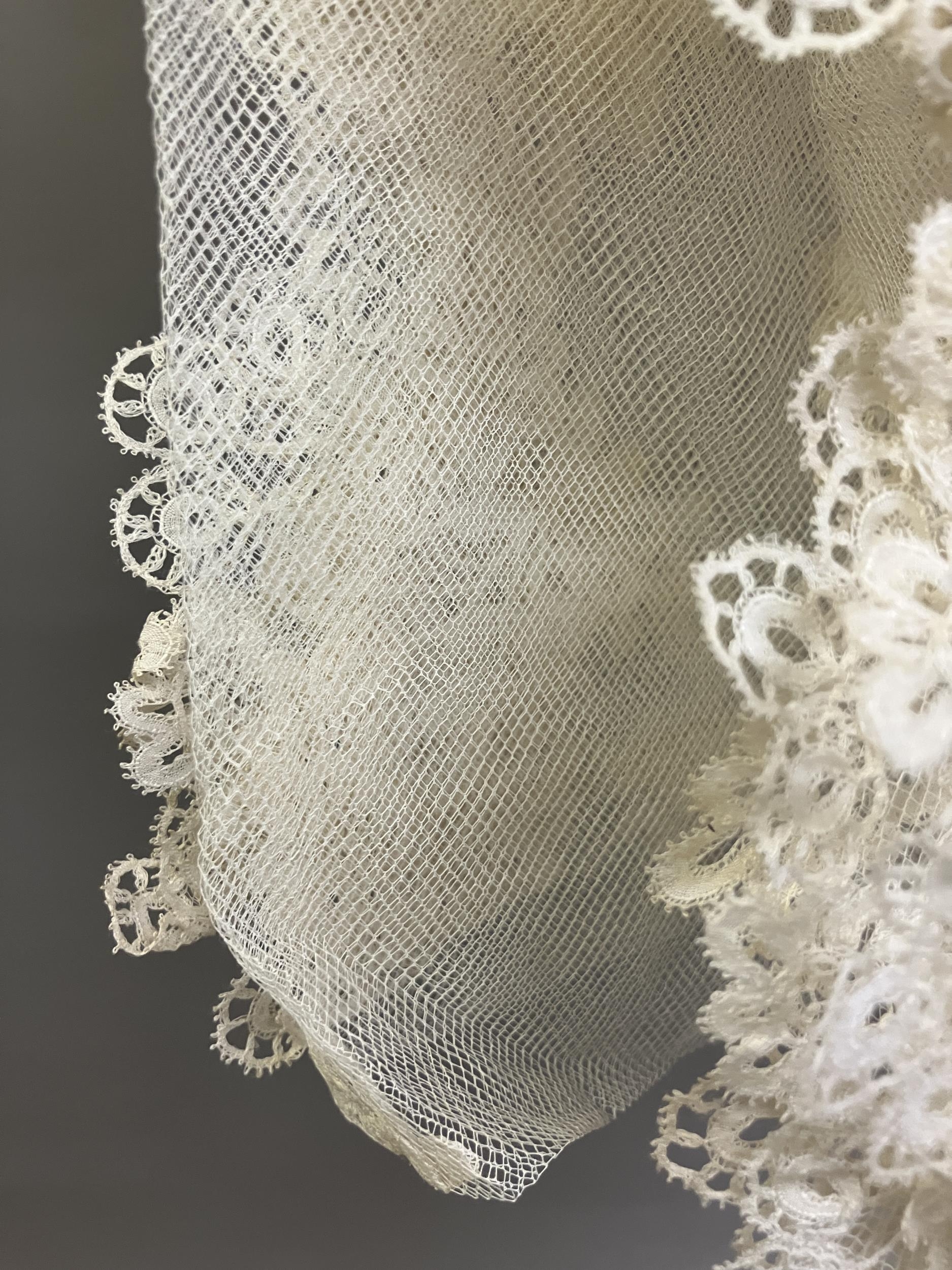 Antique Lace: a good Honiton appliqué wedding veil, with scalloped border, and large floral sprays - Image 5 of 7