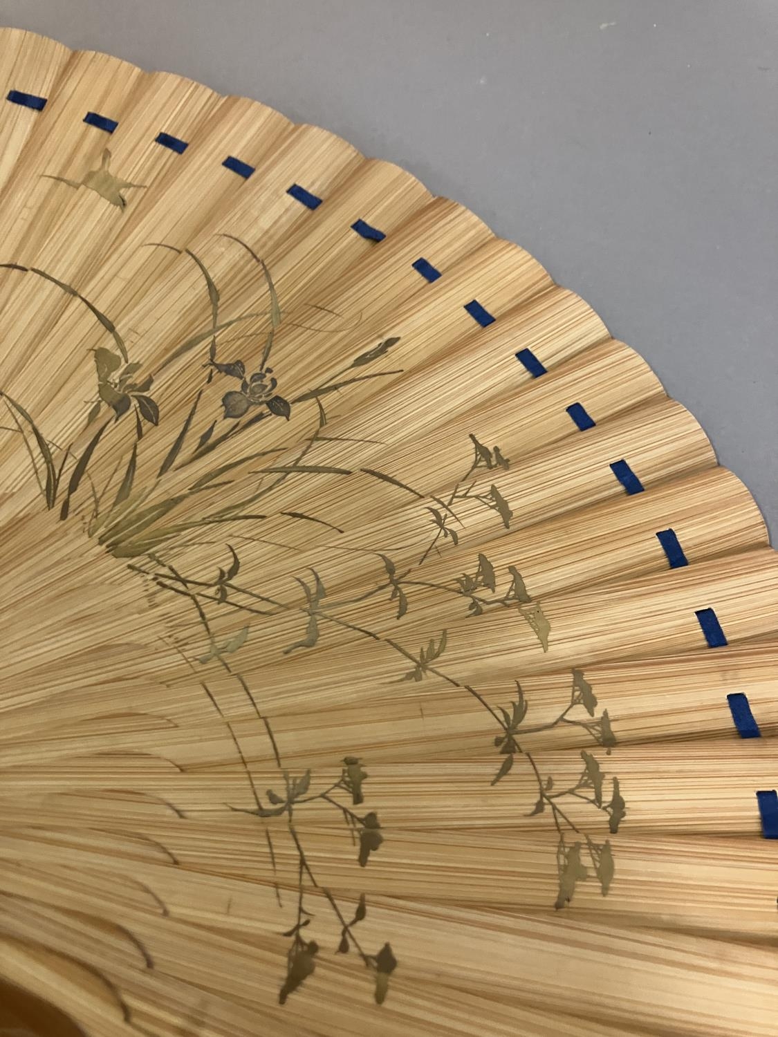 Oriental fans: A detailed Chinese folding fan with double paper leaf, each side showing a - Image 5 of 5