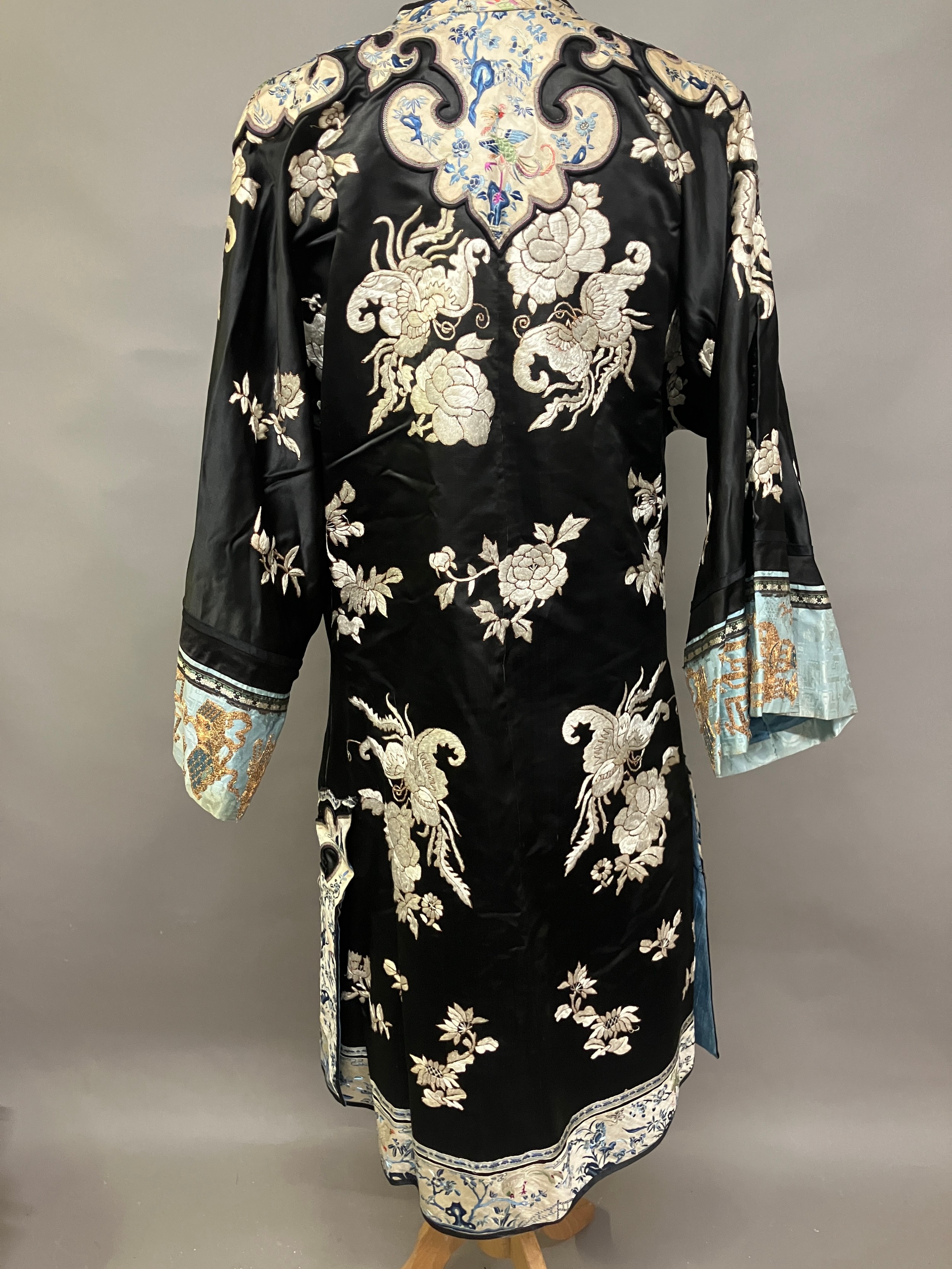 A late 19th c/early 20th century Chinese silk robe, black with applied shaped cloud collar, - Bild 8 aus 15