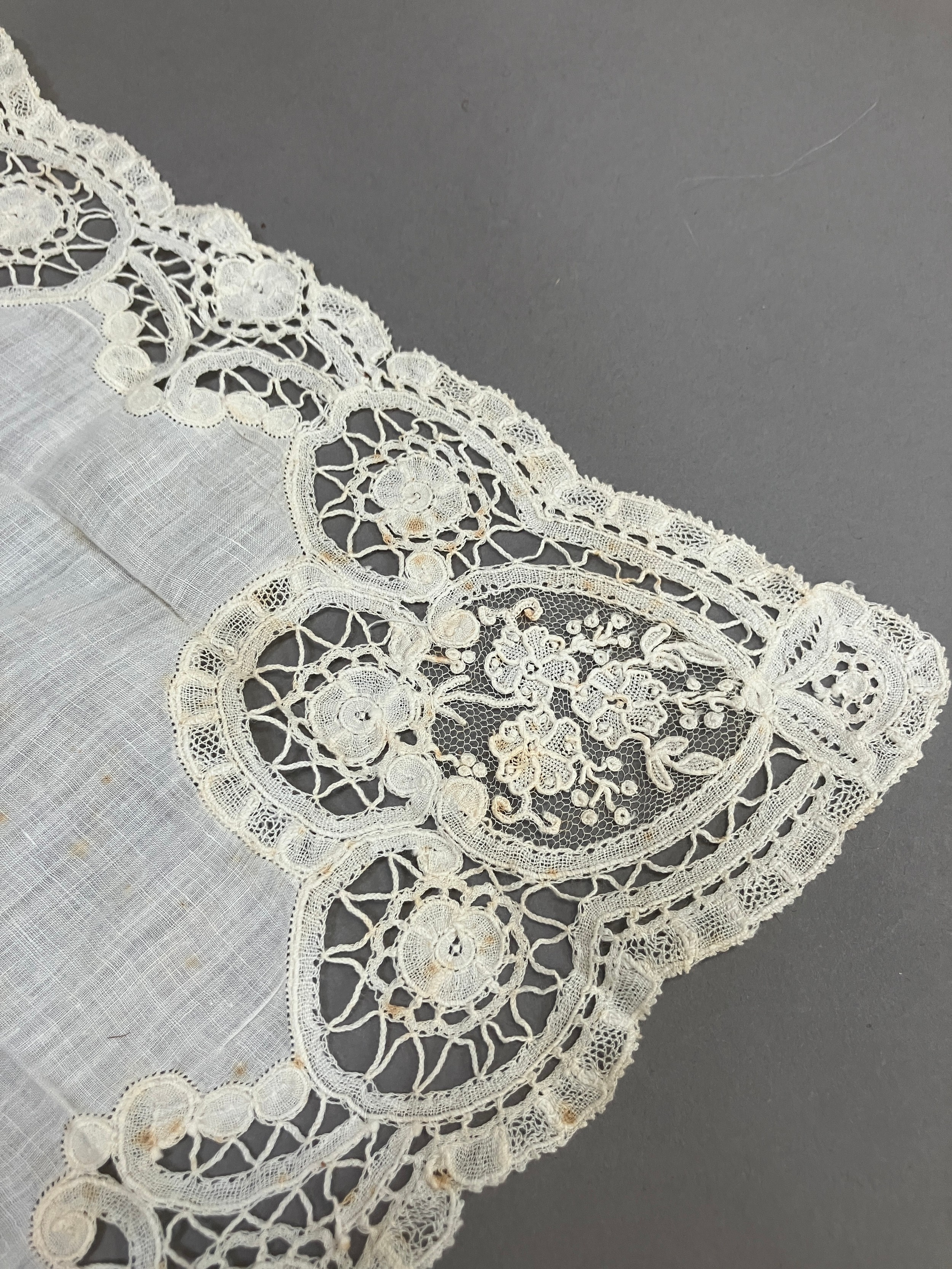 Antique Lace: seven Mixed Brussels handkerchieves, the needlework to the corners, fine lawn (7) ( - Image 4 of 4