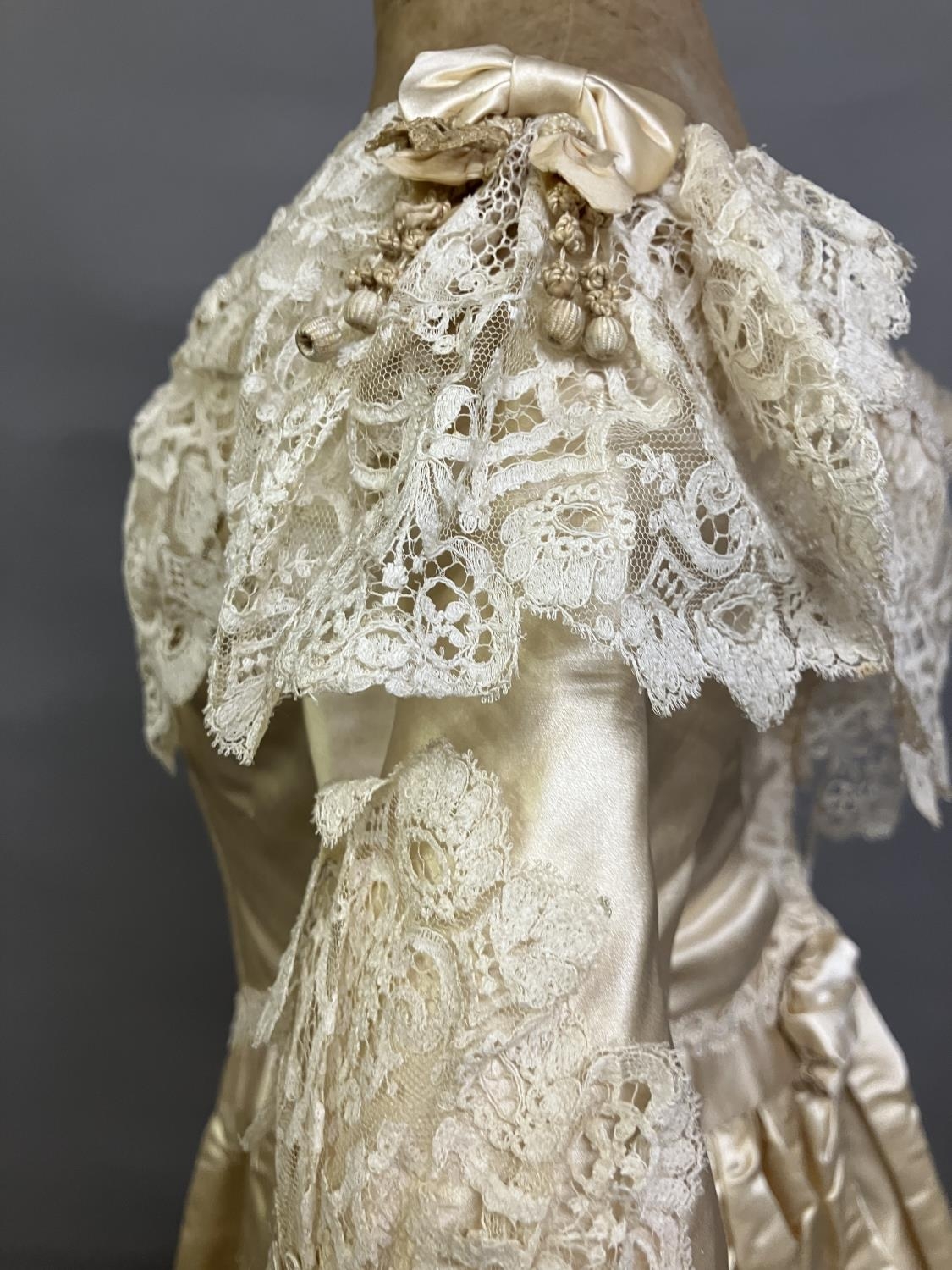 An elaborate 1880’s wedding or evening gown, skirt with integral boned bodice, a heavy honey silk, - Bild 8 aus 9