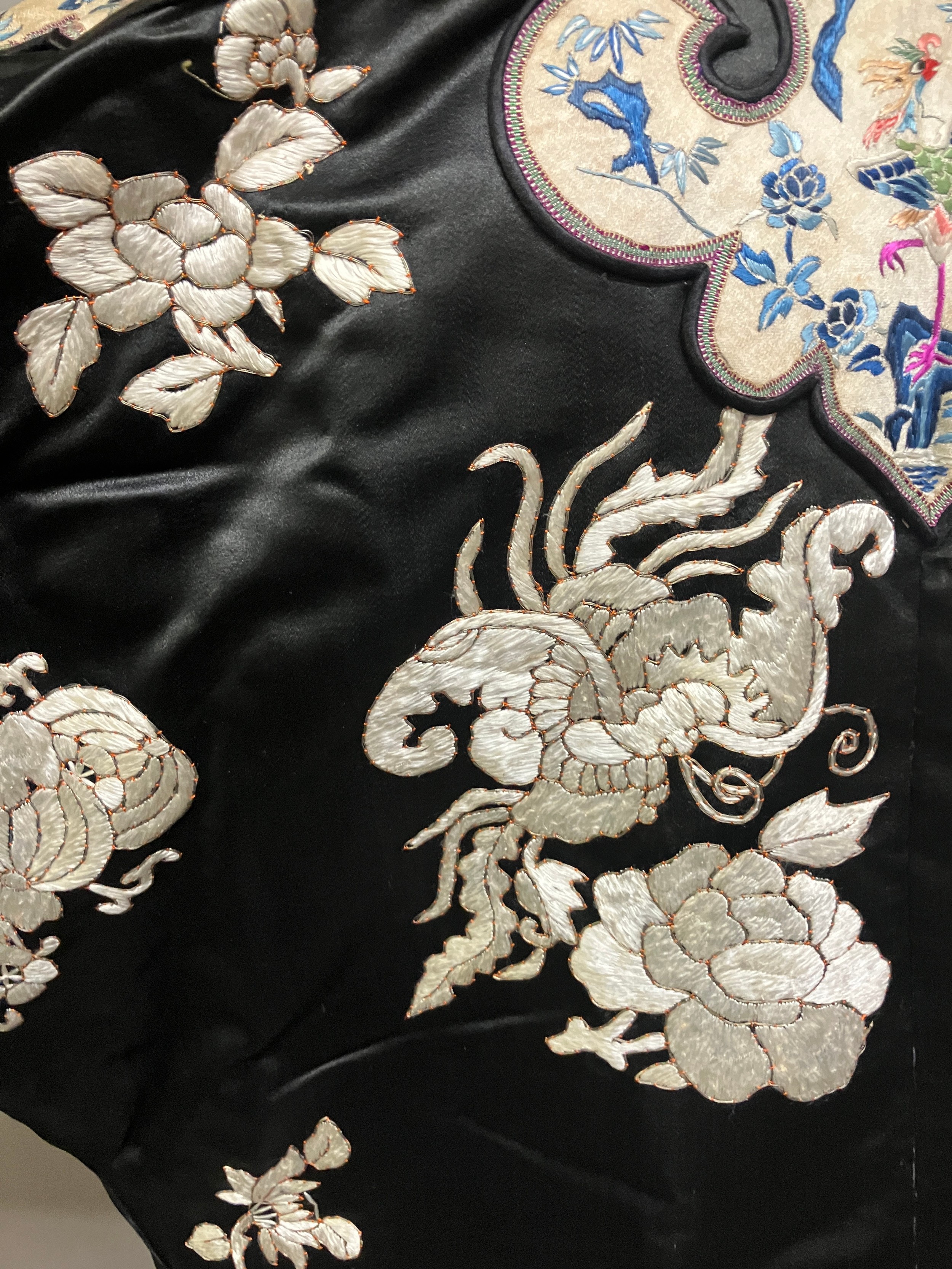 A late 19th c/early 20th century Chinese silk robe, black with applied shaped cloud collar, - Bild 10 aus 15