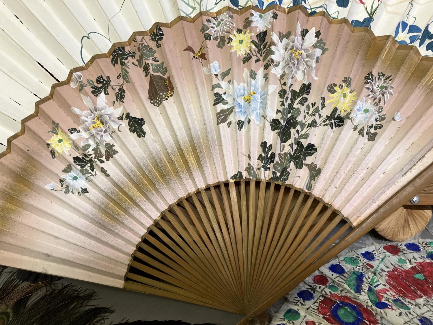Oriental fans: A selection of folding fans to include 3 Chinese feather fans mounted on pierced - Image 3 of 5