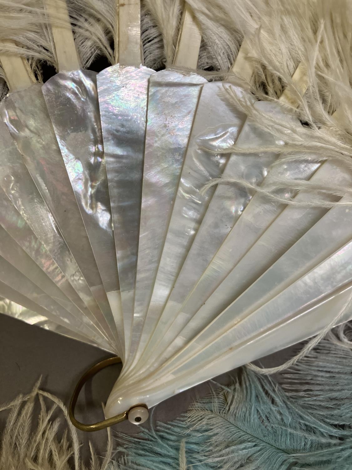 A white ostrich feather fan, the monture of mother of pearl with a hint of pink, overall height - Image 2 of 5