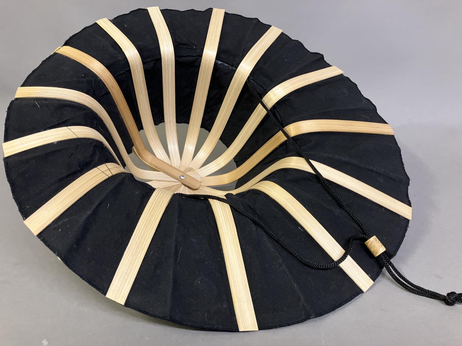 Ann Collier; a shaped fan/sun shading hat, of the folding type easy to pack, the monture in light - Image 6 of 7