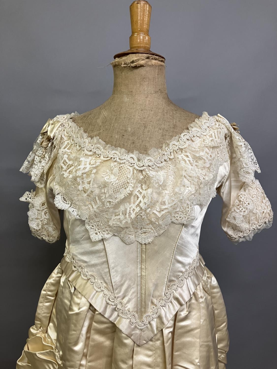 An elaborate 1880’s wedding or evening gown, skirt with integral boned bodice, a heavy honey silk, - Bild 4 aus 9
