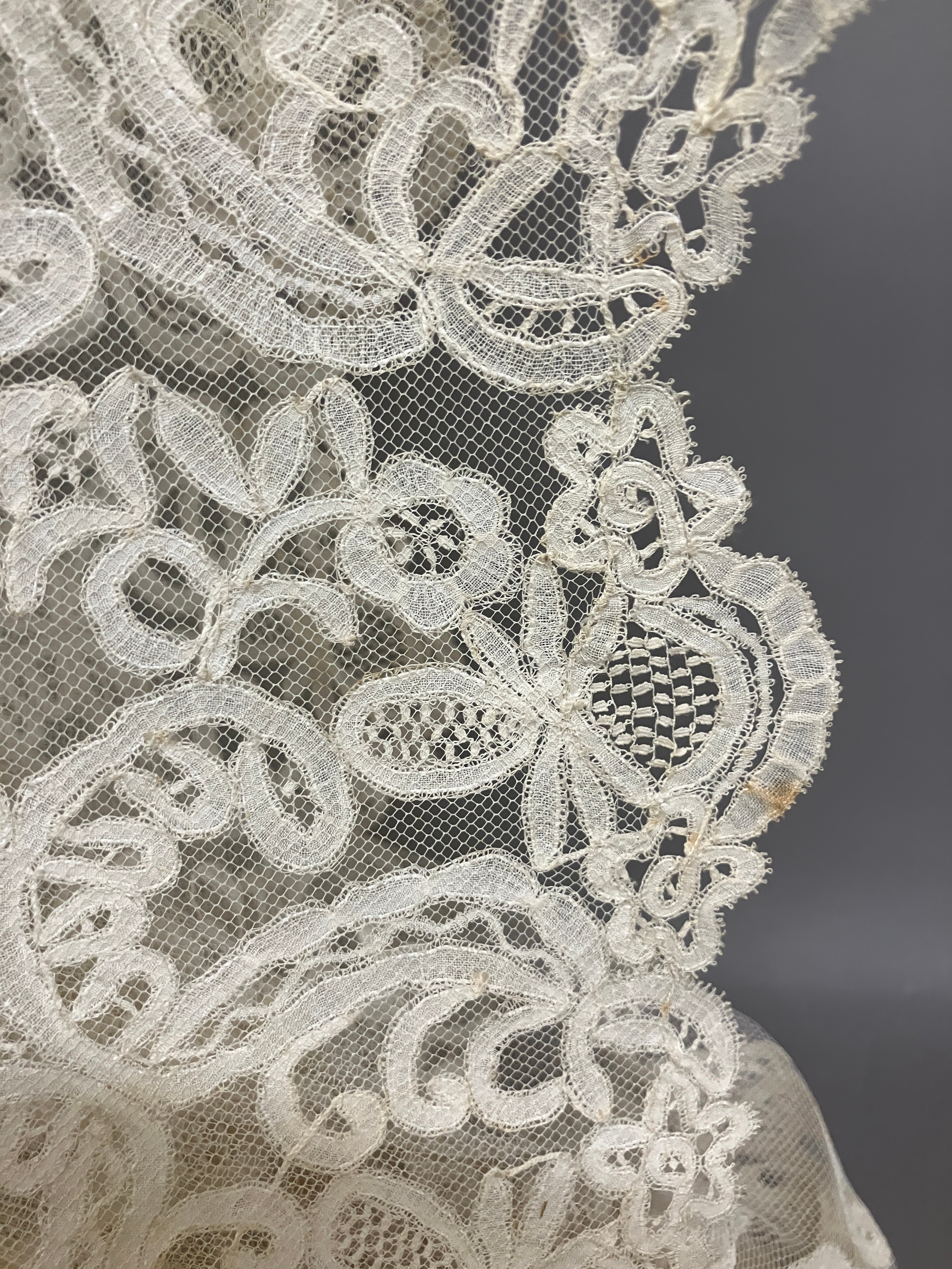 A very large and fine quality late 19th century wedding veil, Honiton Bobbin Appliqué, deep lace - Image 3 of 6