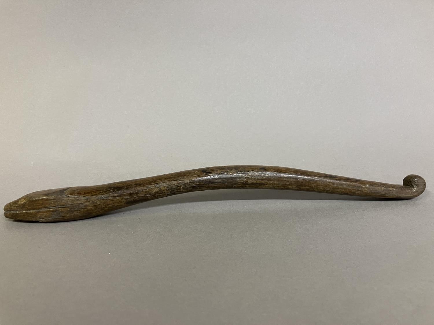 A 19th century wooden knitting stick, with a snake’s head, approx. 26.5cm (Shipping category C) Good