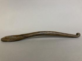 A 19th century wooden knitting stick, with a snake’s head, approx. 26.5cm (Shipping category C) Good