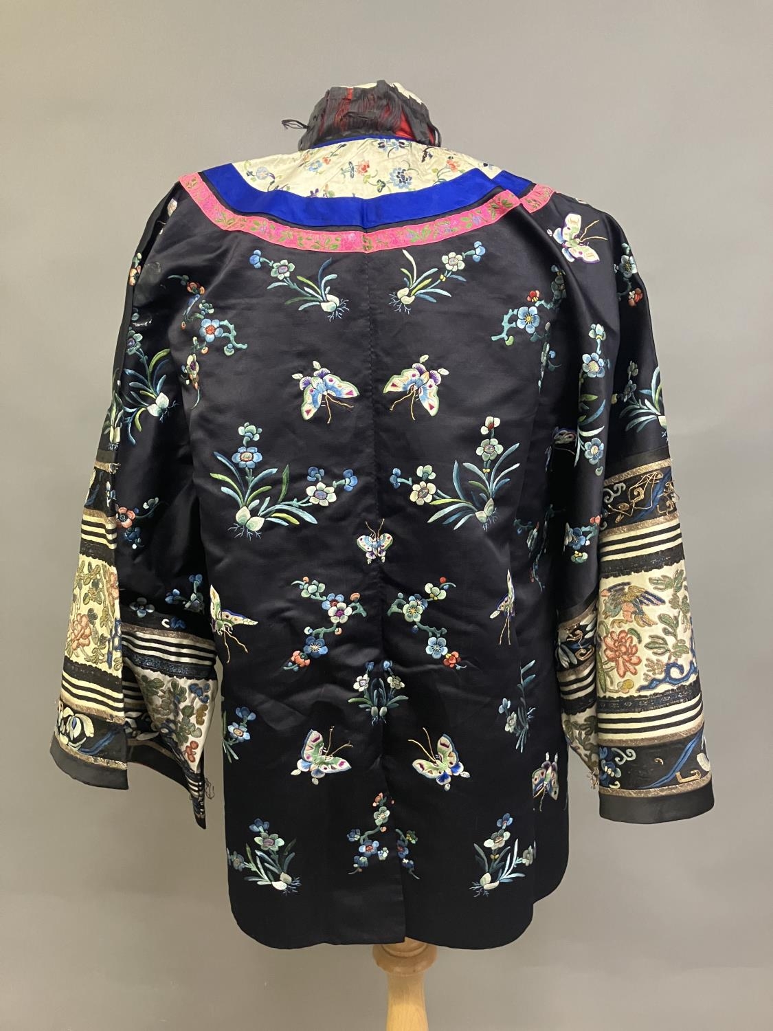 An antique Chinese embroidered silk jacket. Ru, closure to the right, the body of the Ru embroidered - Bild 14 aus 20