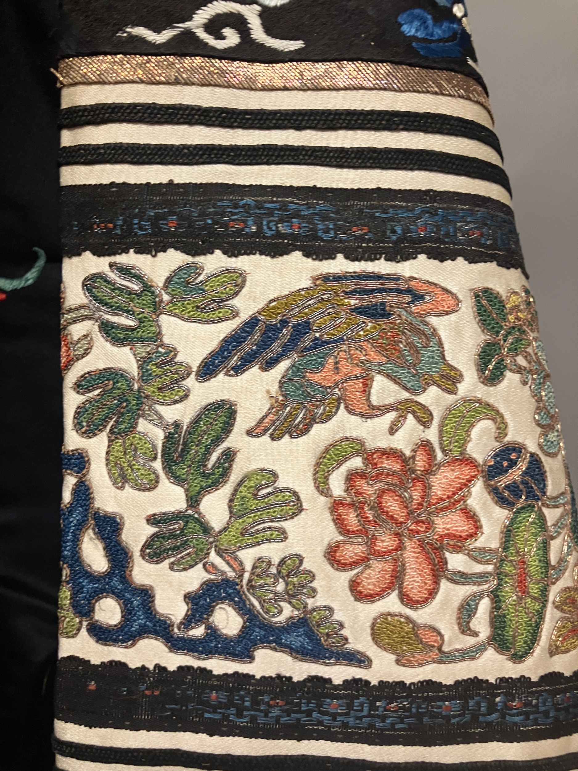 An antique Chinese embroidered silk jacket. Ru, closure to the right, the body of the Ru embroidered - Image 11 of 20