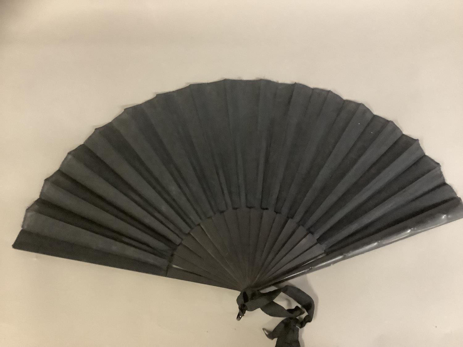 Royal Interest: a paper fan printed with a portrait of King Alfonso XIII and Queen Victoria of - Bild 6 aus 7