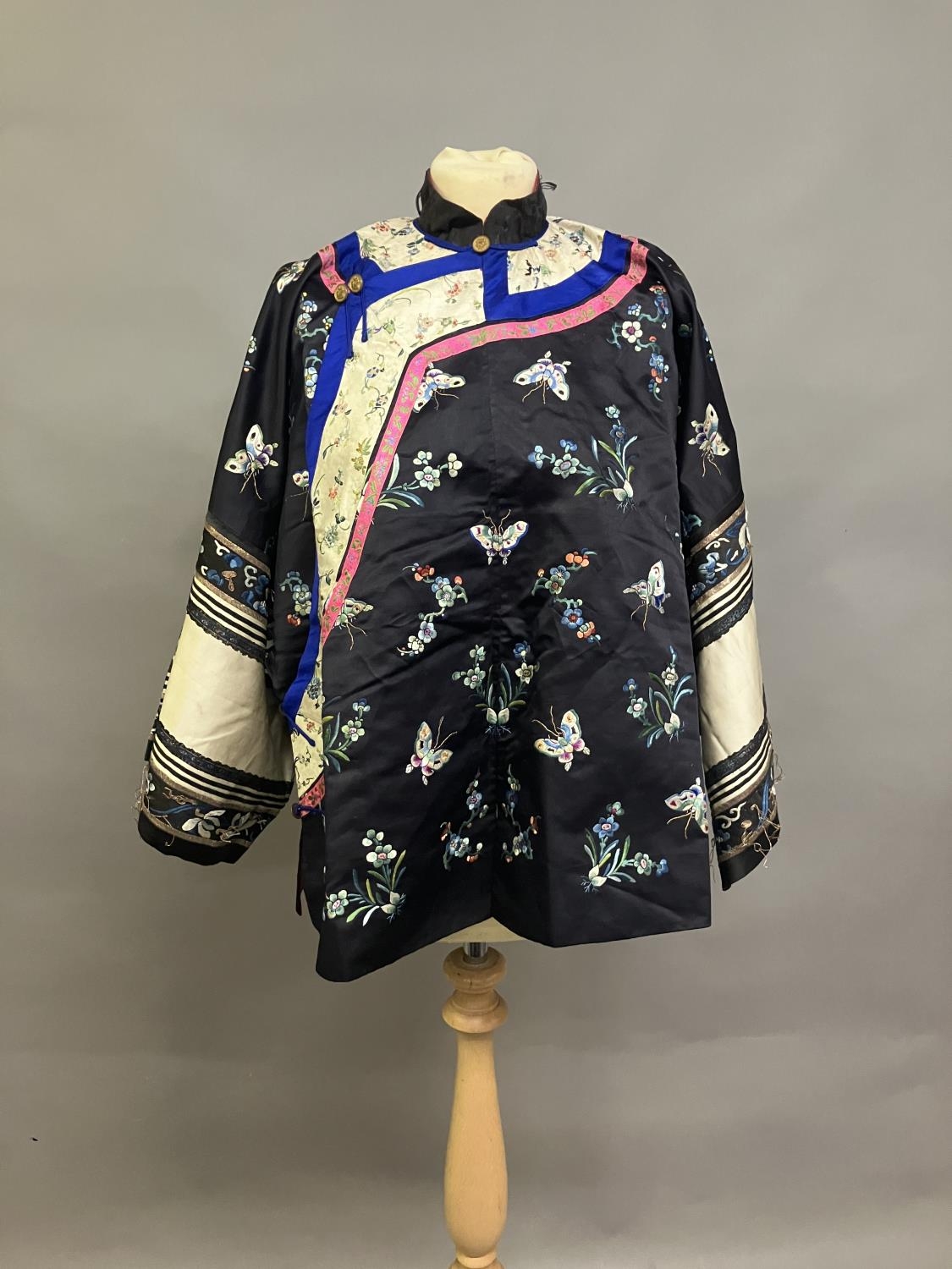 An antique Chinese embroidered silk jacket. Ru, closure to the right, the body of the Ru embroidered - Bild 2 aus 20