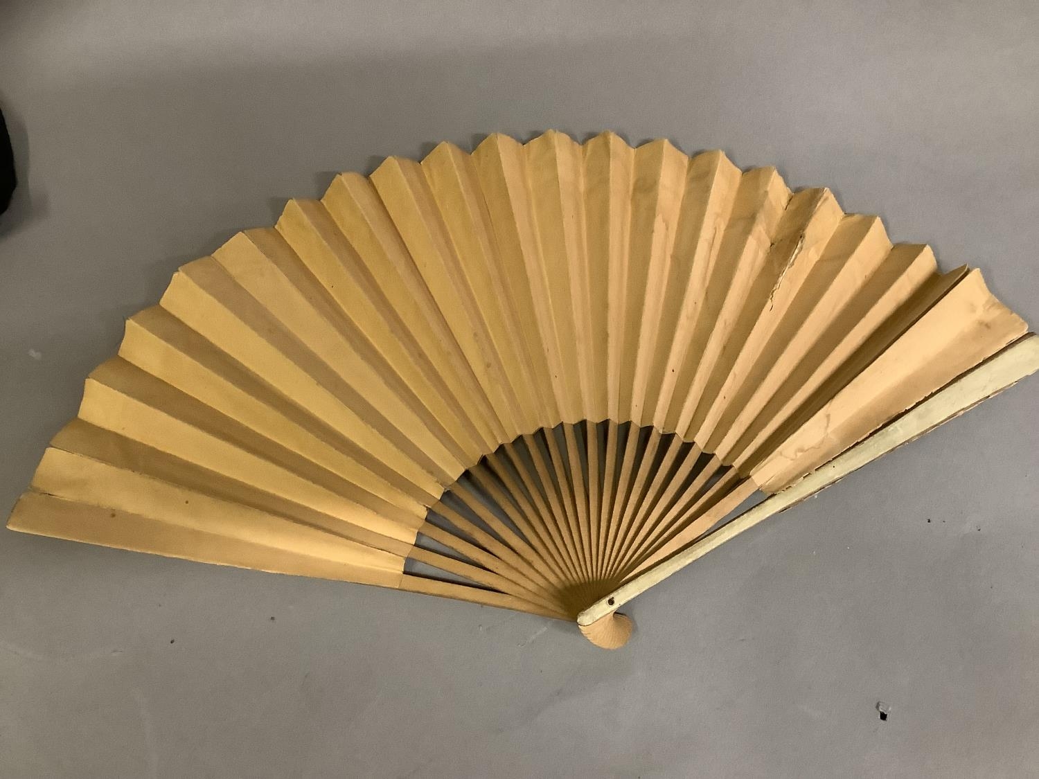 Royal Interest: a paper fan printed with a portrait of King Alfonso XIII and Queen Victoria of - Bild 4 aus 7