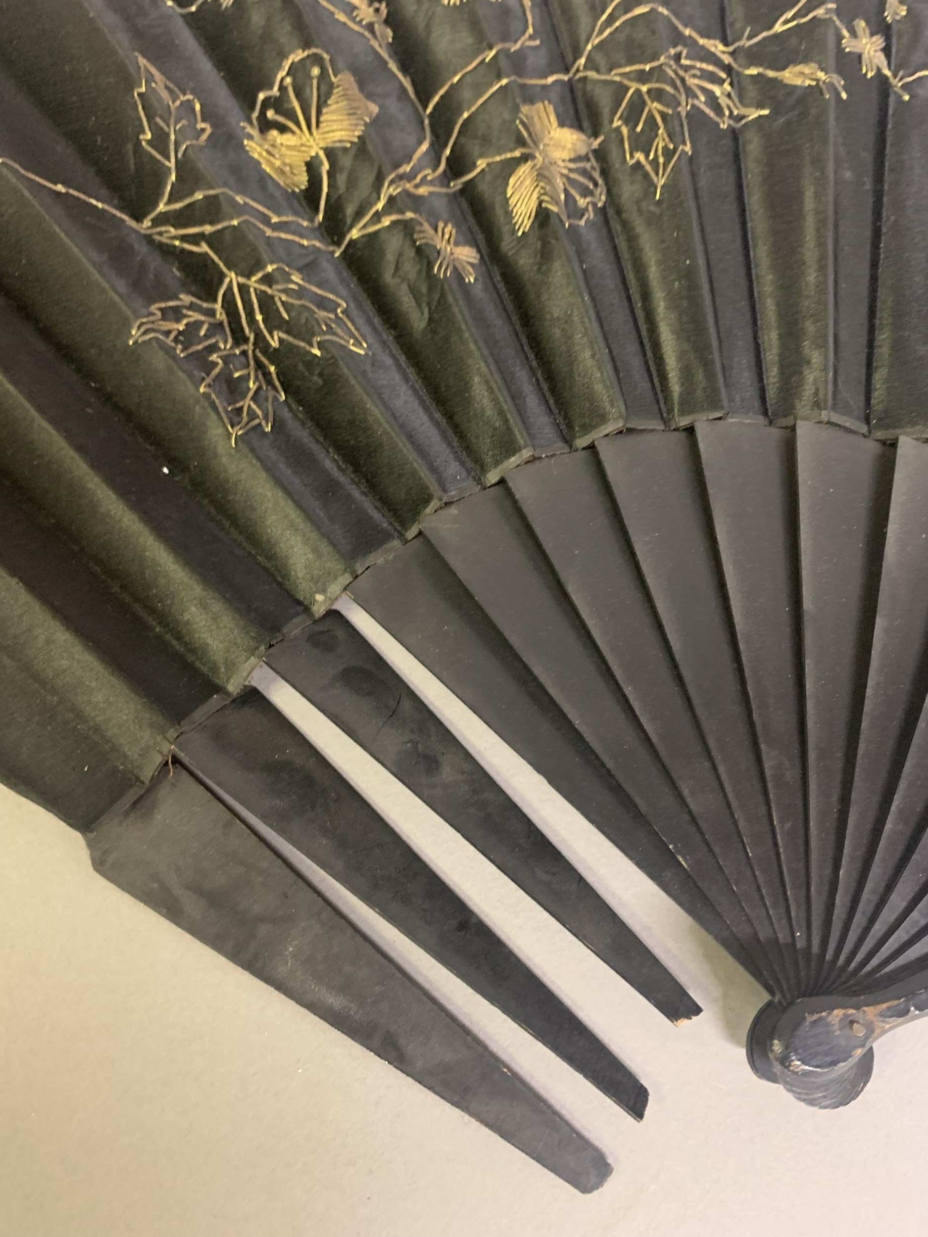 Three fans from the 1890’s: a large wood fan with cream cotton leaf, painted with Pierrot kneeling - Bild 8 aus 8