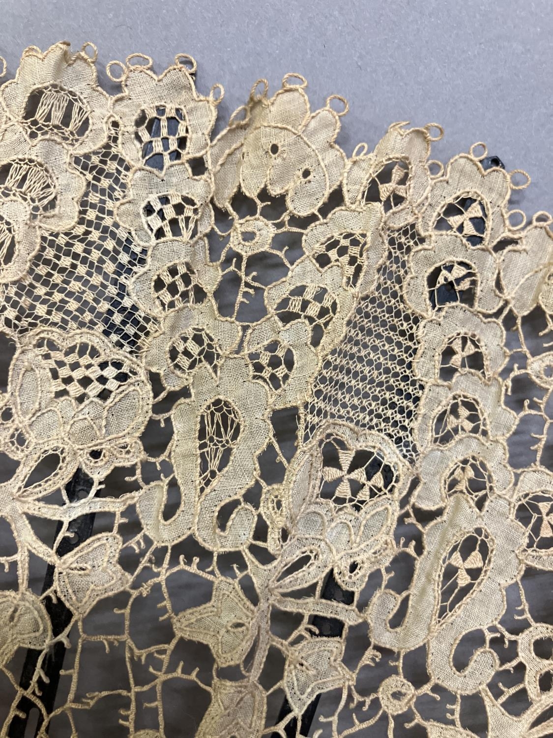 A large late 19th century Carrickmacross lace fan, worked with more detail towards the upper edge, - Bild 4 aus 7