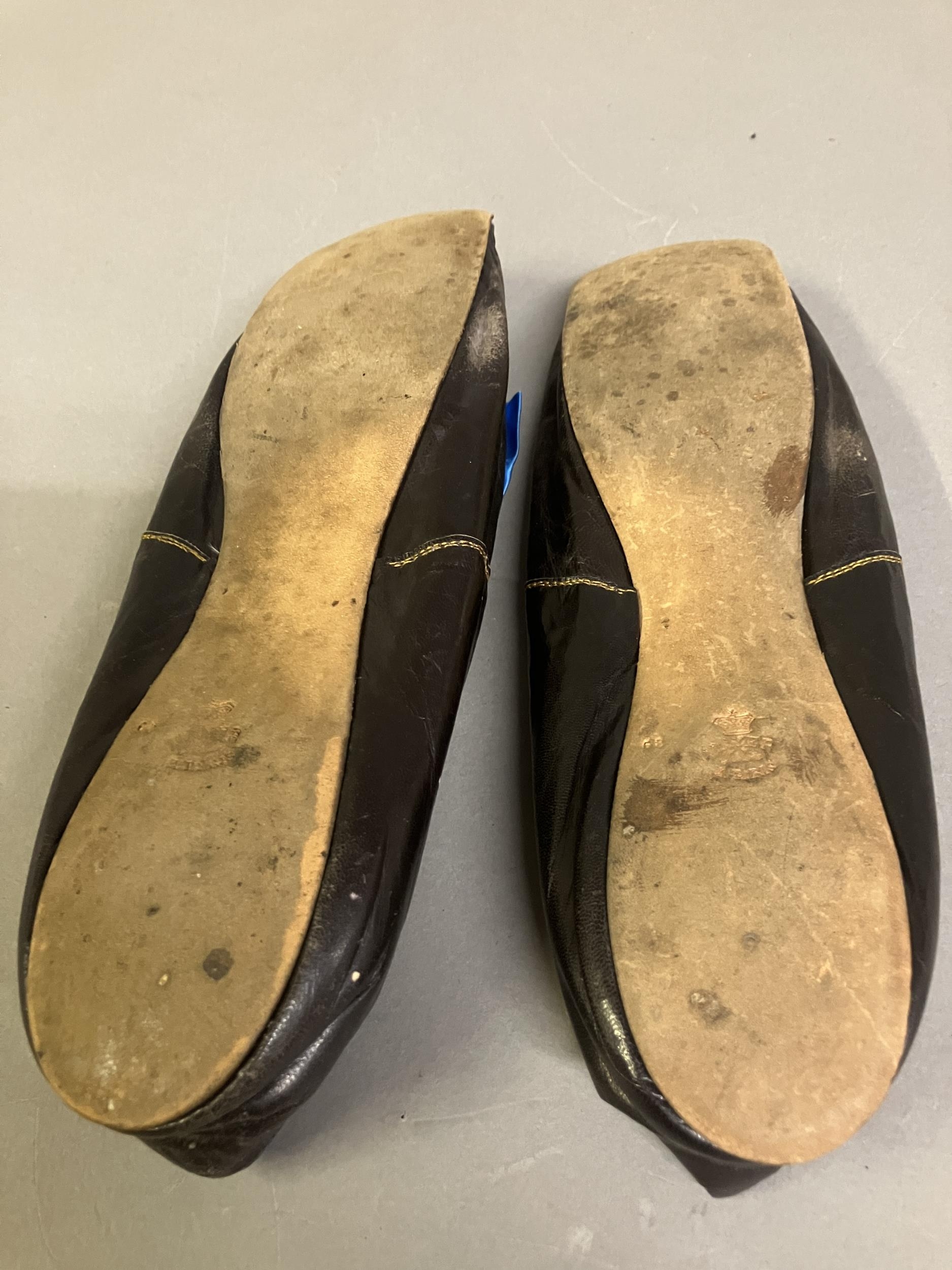 A fine pair of French mid-19th century slippers, black glacé kid, edged with blue braid, square - Image 6 of 6