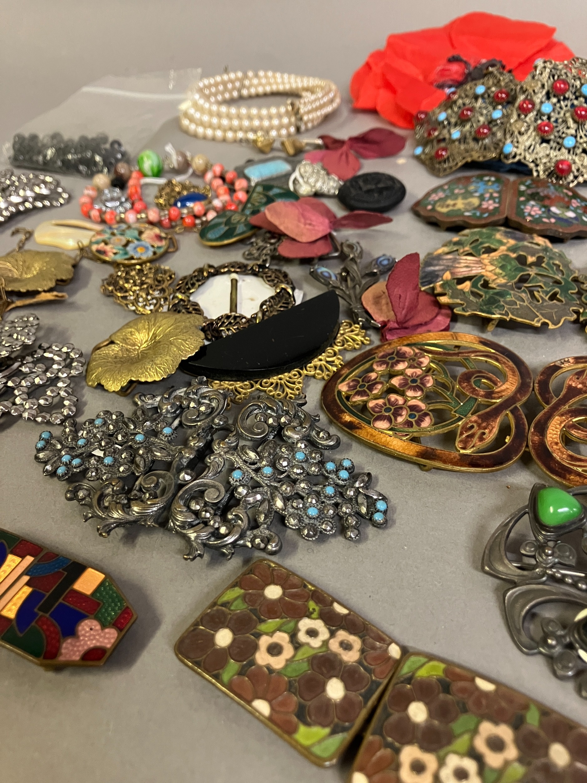 A good selection of 19th and 20th century buckles in metal, others in enamel, others in heavy base - Image 2 of 4