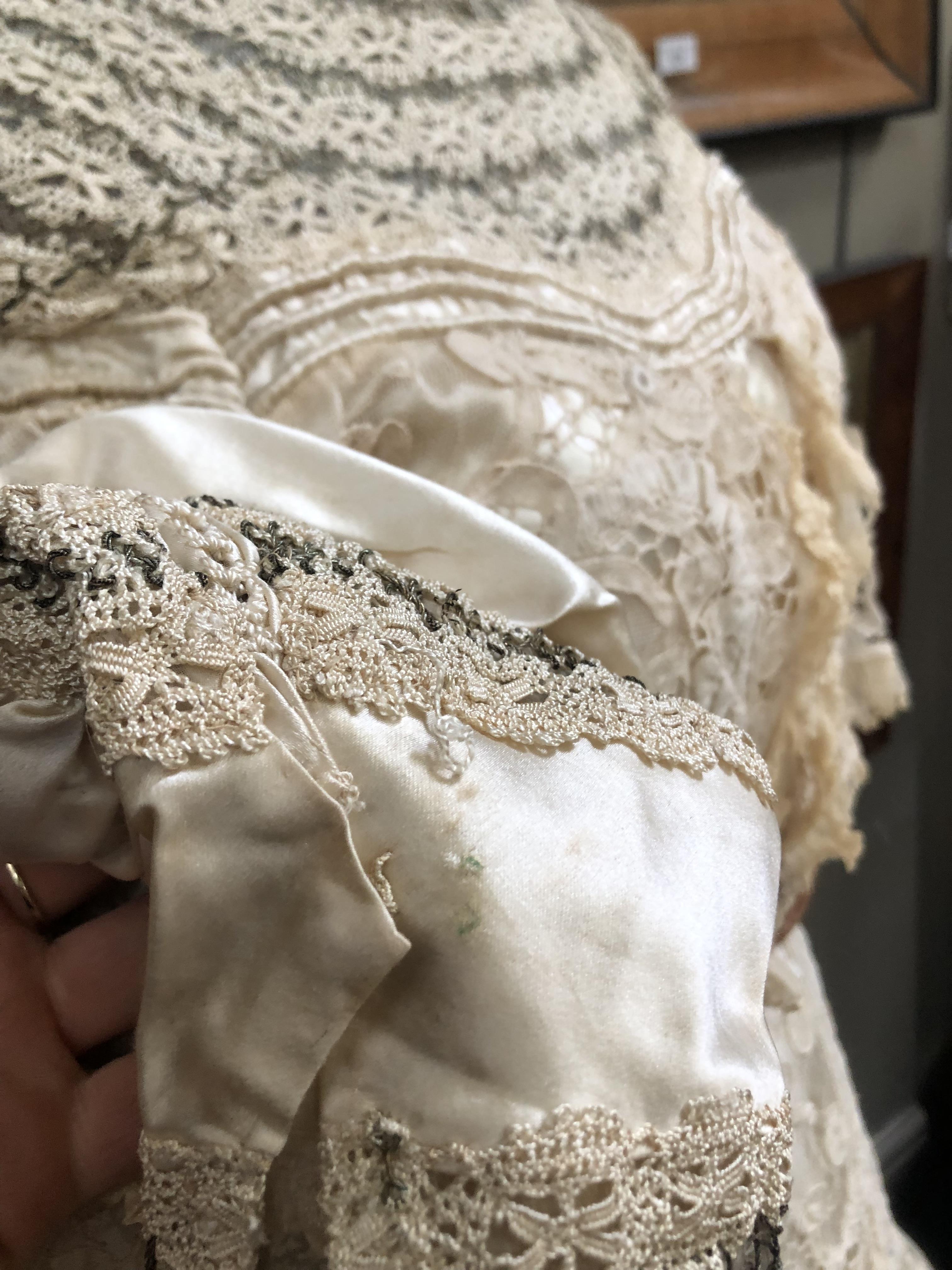 An Edwardian tapelace wedding ensemble, the high-necked bodice in ivory silk satin, trimmed with - Bild 14 aus 14