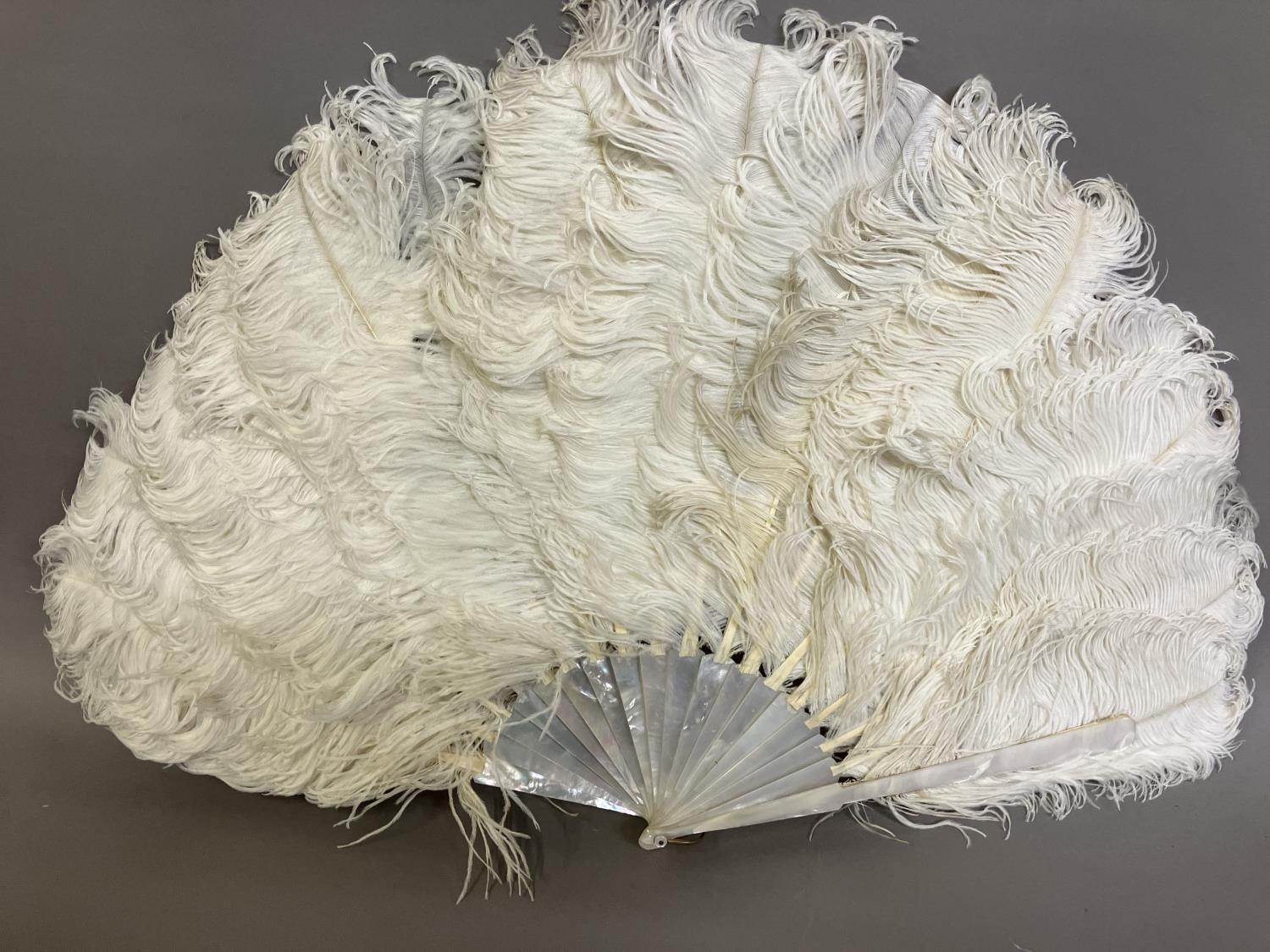 A white ostrich feather fan, the monture of mother of pearl with a hint of pink, overall height - Image 5 of 5