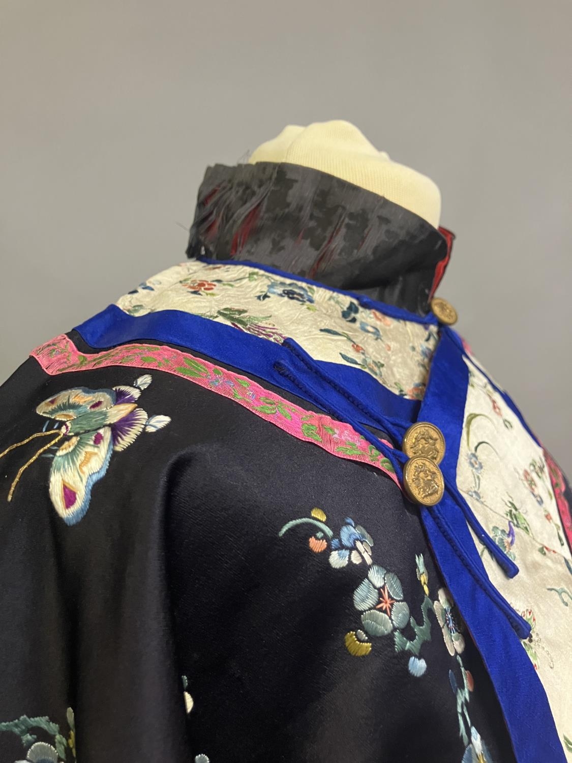 An antique Chinese embroidered silk jacket. Ru, closure to the right, the body of the Ru embroidered - Image 19 of 20