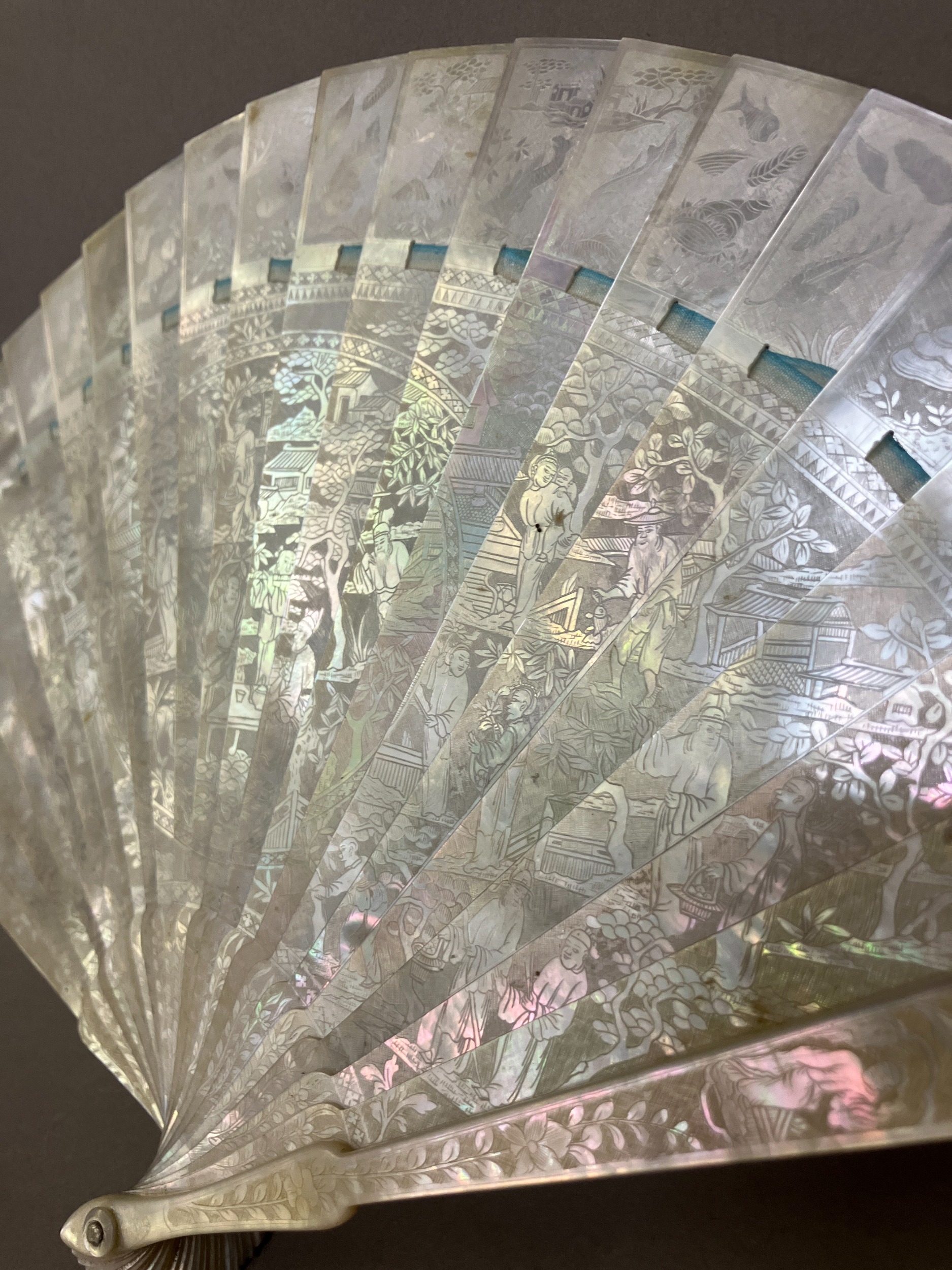 A Chinese Mother of pearl brisé fan, with 21 inner sticks and two guards, entirely etched with - Bild 14 aus 14
