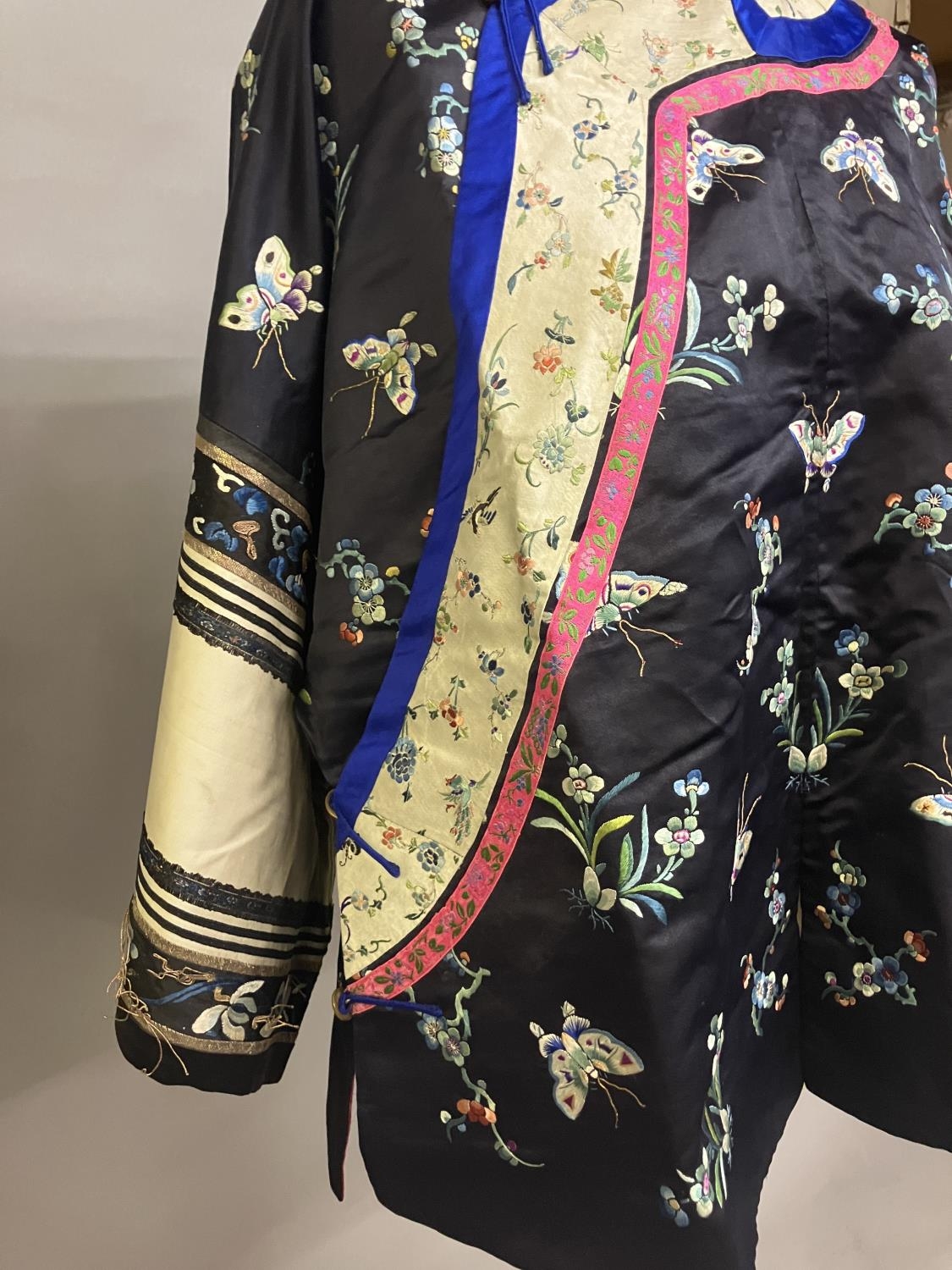 An antique Chinese embroidered silk jacket. Ru, closure to the right, the body of the Ru embroidered - Image 7 of 20