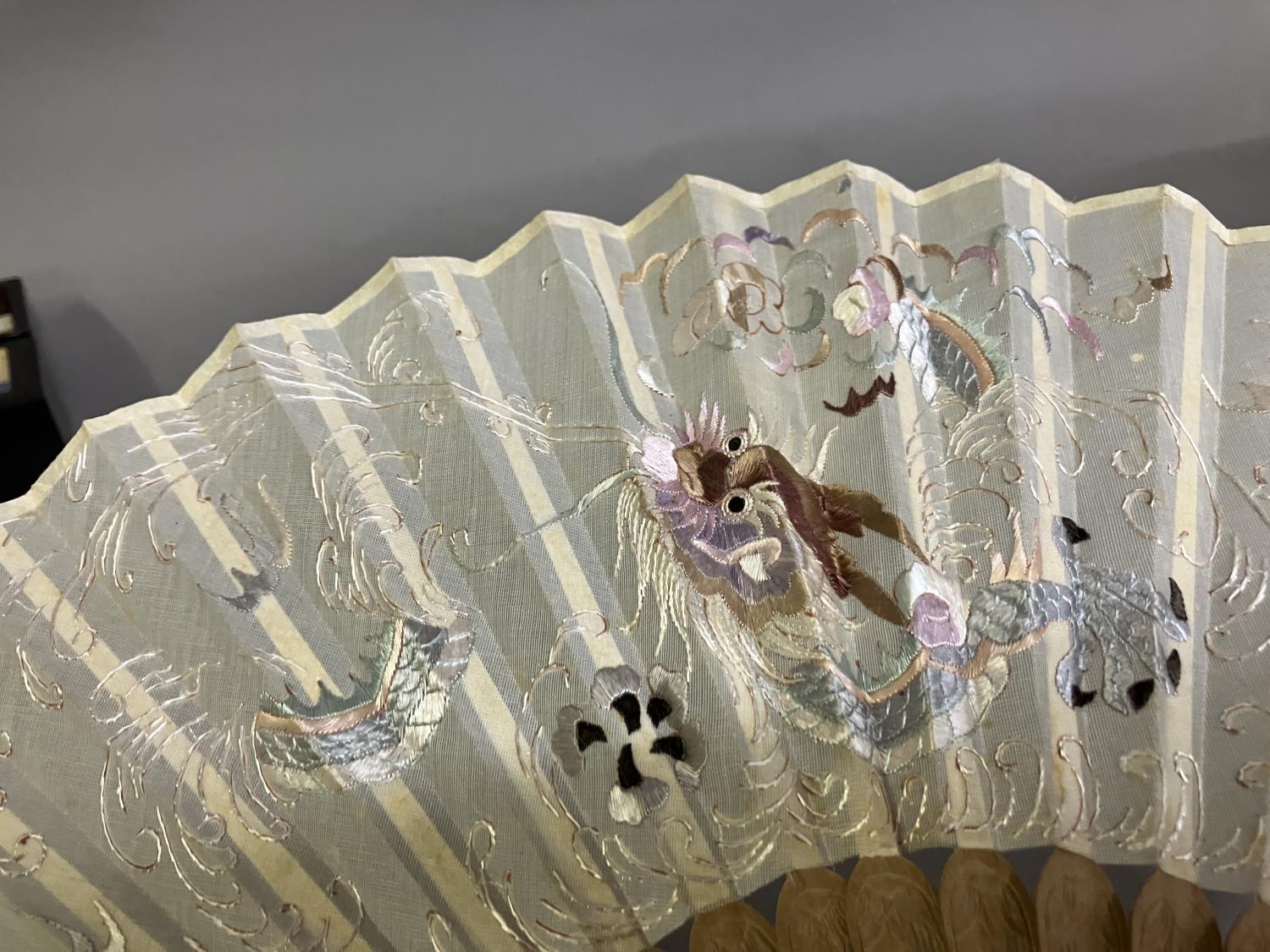 A Chinese gauze fan, Ming Dynasty, the wood monture carved, the leaf embroidered in pastel silks - Image 3 of 6