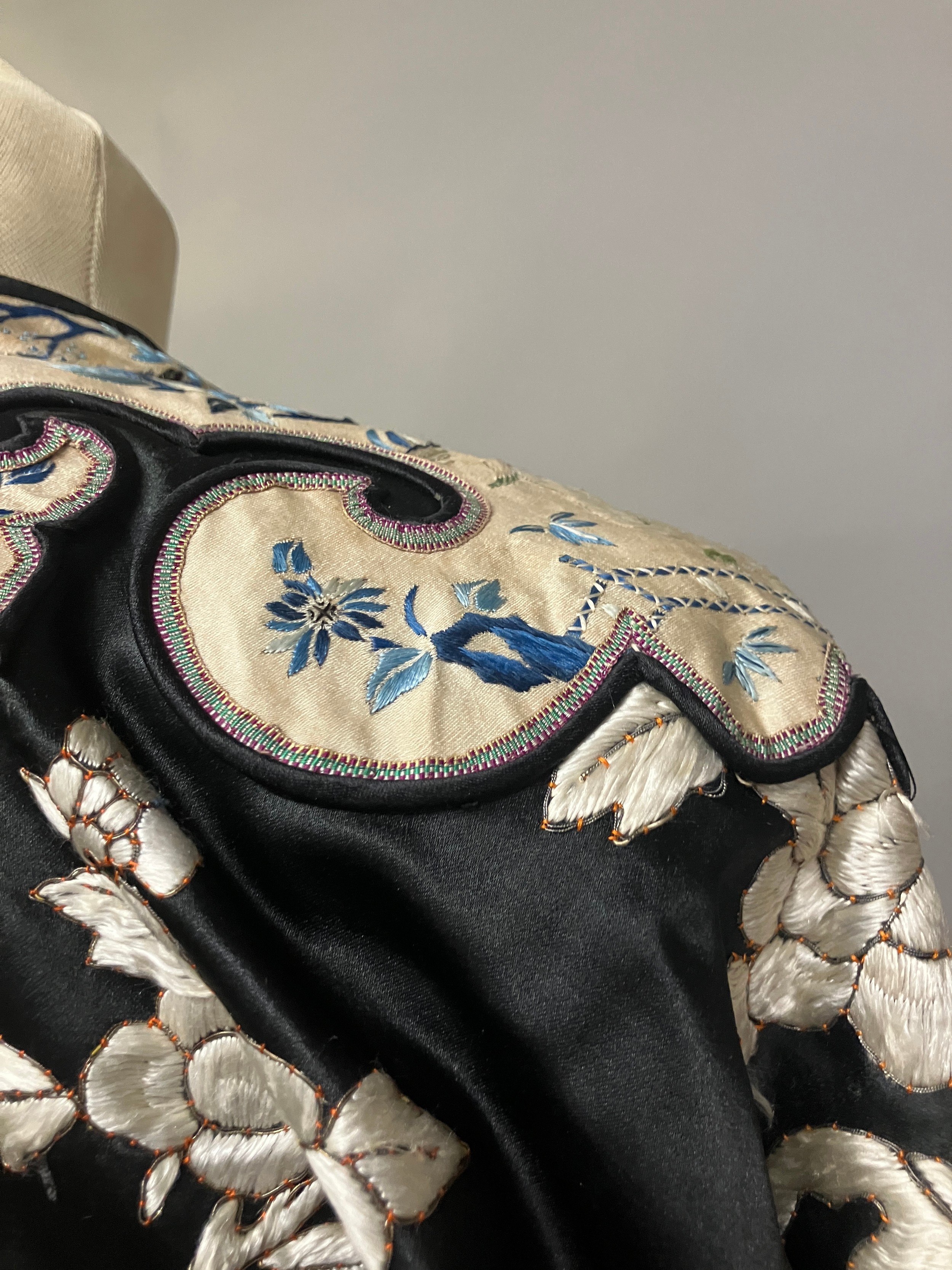 A late 19th c/early 20th century Chinese silk robe, black with applied shaped cloud collar, - Image 12 of 15