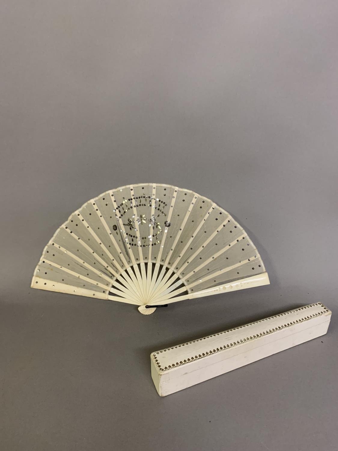 An Art Nouveau fan, the monture of bone, shaped and gilded, the silk leaf painted with a lady in a - Bild 3 aus 10