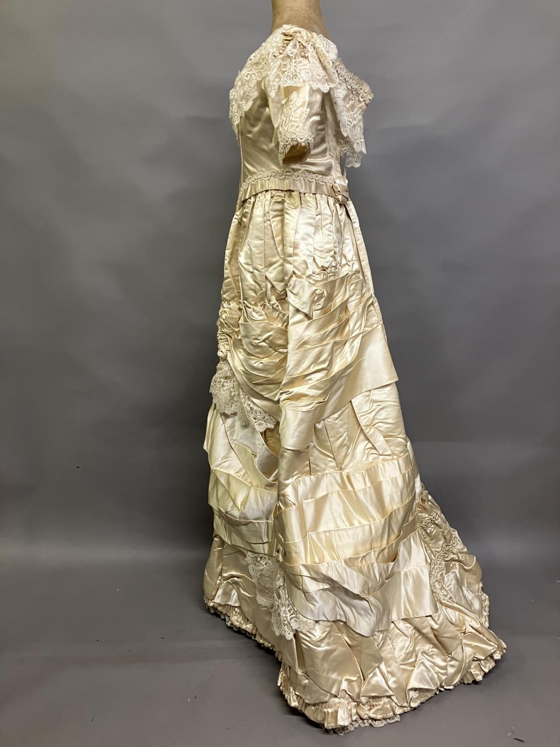 An elaborate 1880’s wedding or evening gown, skirt with integral boned bodice, a heavy honey silk, - Bild 6 aus 9