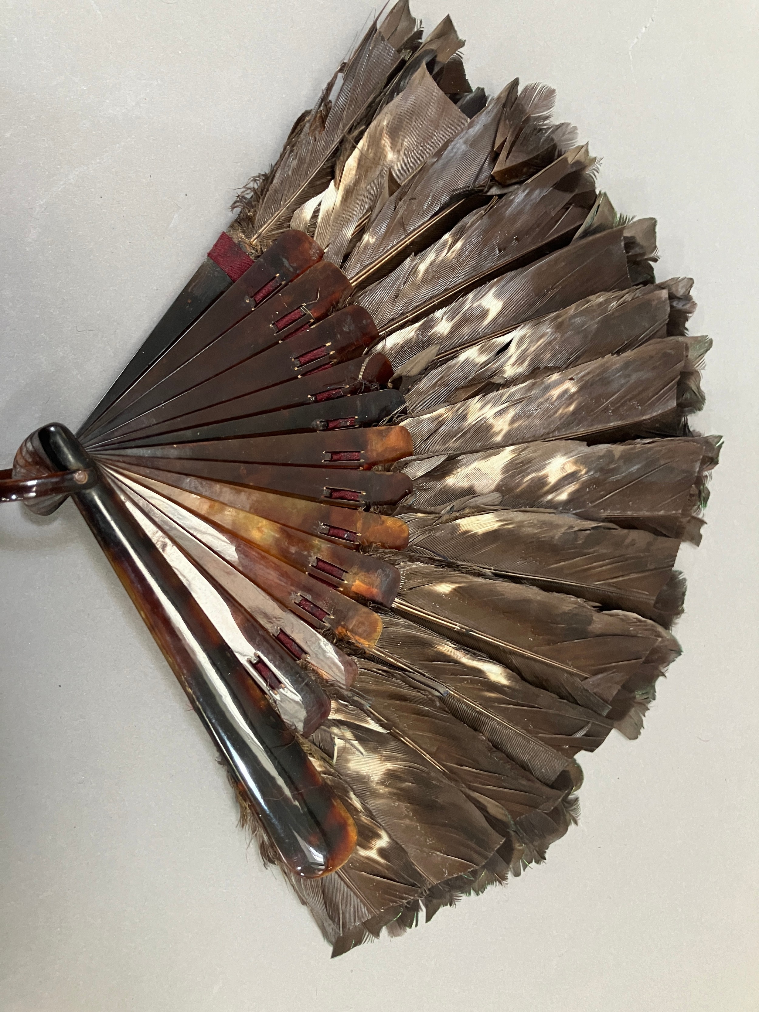 A small and attractive marquetry feather fan, the monture of faux tortoiseshell, the bands of - Image 4 of 4