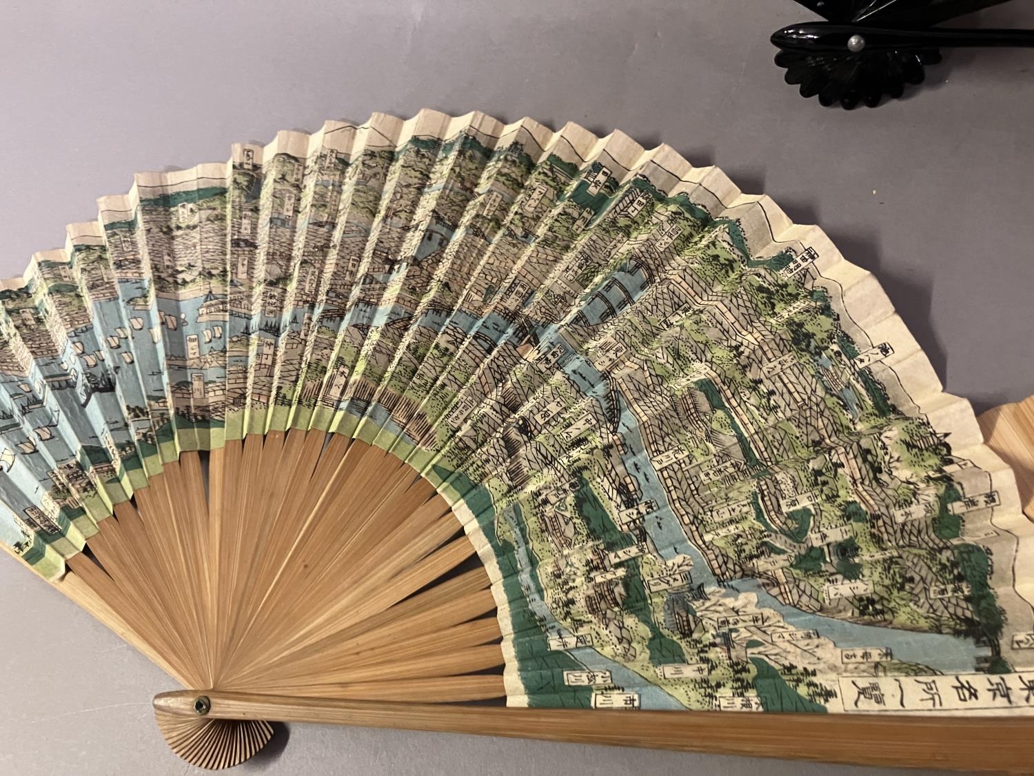 Oriental fans: A detailed Chinese folding fan with double paper leaf, each side showing a - Image 2 of 5