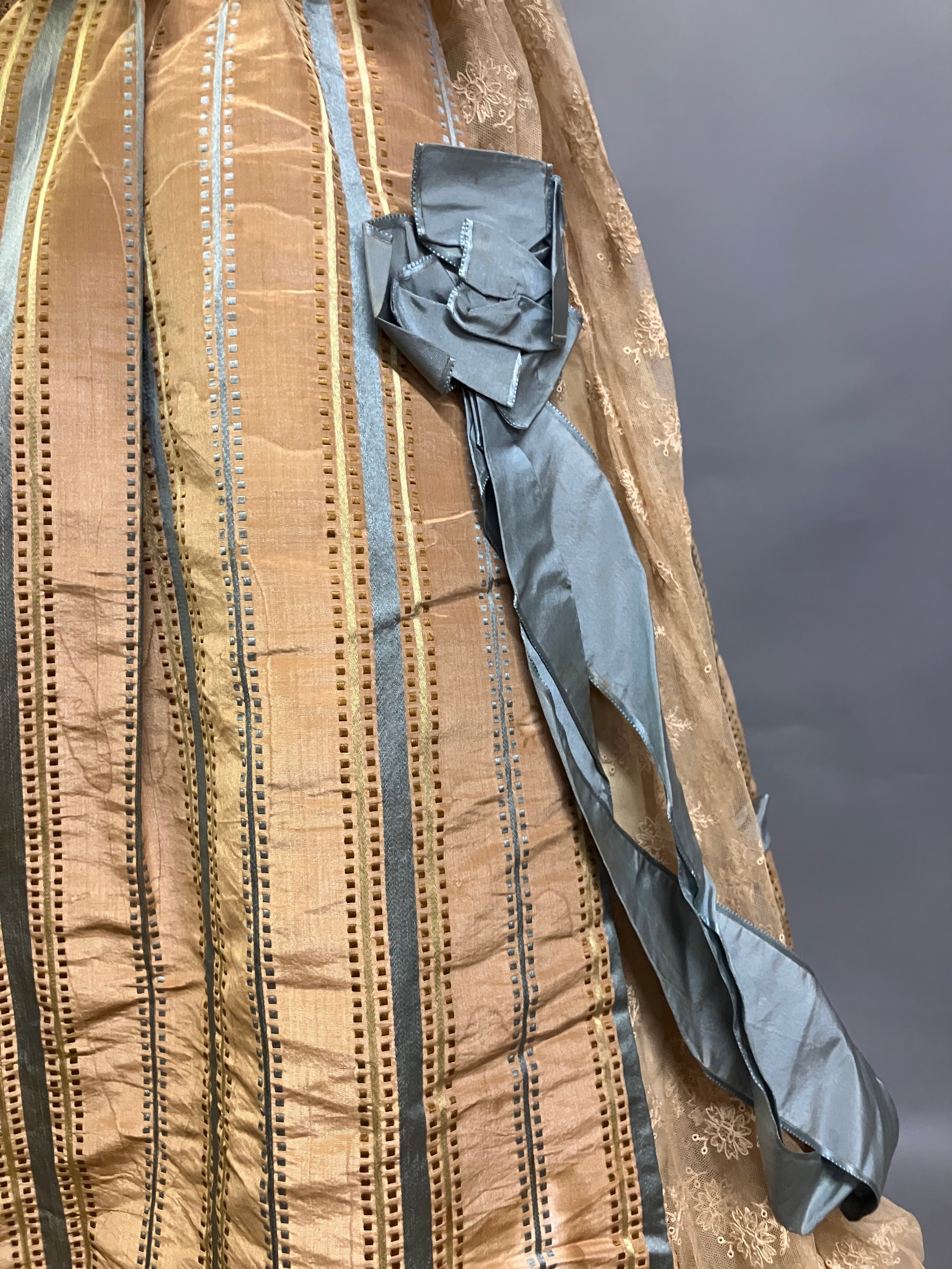 An Edwardian honey watered silk taffeta skirt and bodice, striped with aqua, the tailored, boned - Bild 8 aus 10