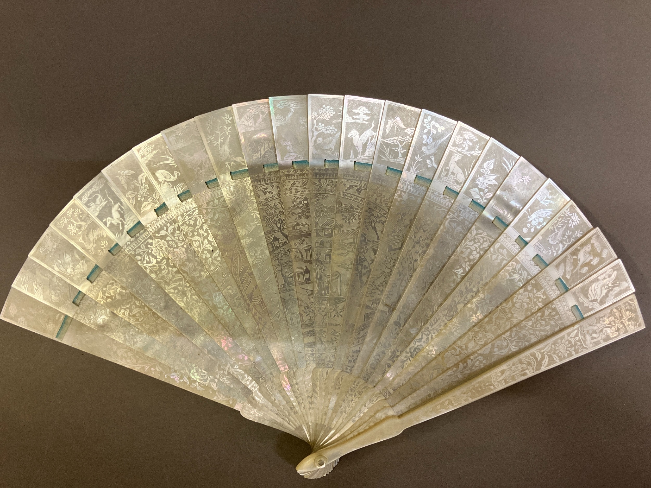 A Chinese Mother of pearl brisé fan, with 21 inner sticks and two guards, entirely etched with - Bild 4 aus 14