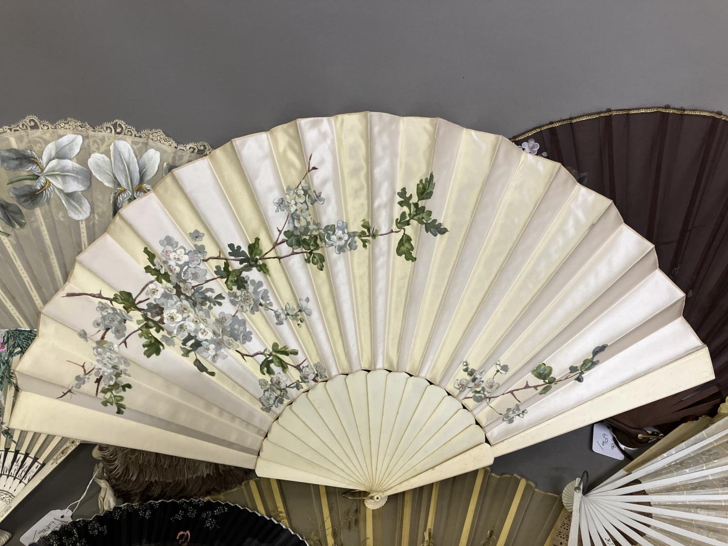 Five c 1890’s fans plus an assortment of tourist and other fans: a large bone fan, the leaf a good - Bild 2 aus 4