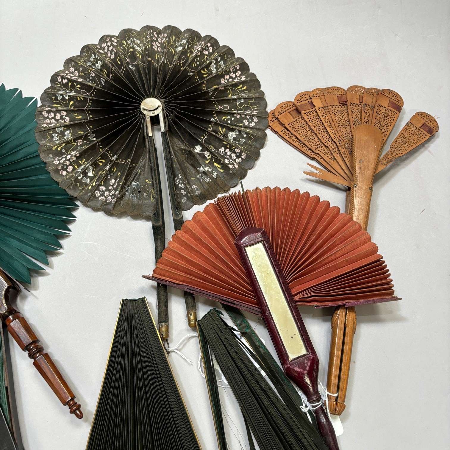 A fine French wood cockade fan, patented, see gold metal plate on the moveable shaft holding the - Image 3 of 3