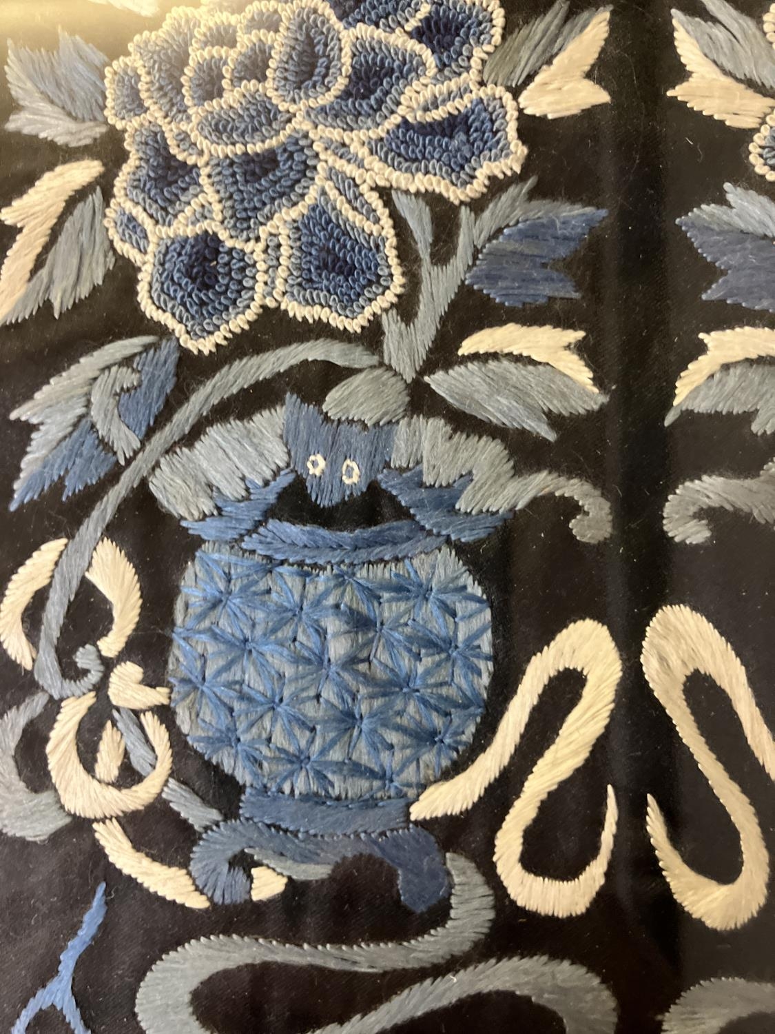 Chinese embroidery: a well-executed embroidered panel, framed and glazed, black silk embroidered - Bild 17 aus 18