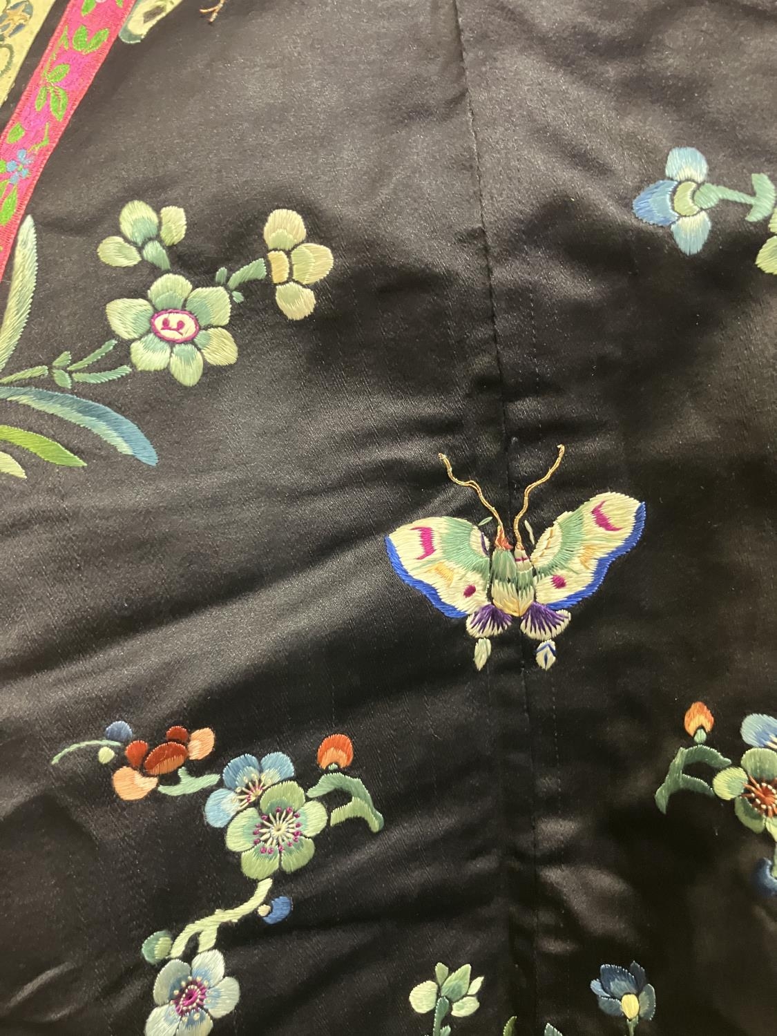 An antique Chinese embroidered silk jacket. Ru, closure to the right, the body of the Ru embroidered - Image 10 of 20