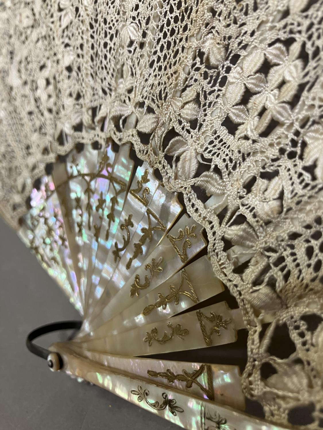 Antique Lace: an early 20th century Maltese silk lace fan, the leaf mounted on pink mother of - Image 3 of 6