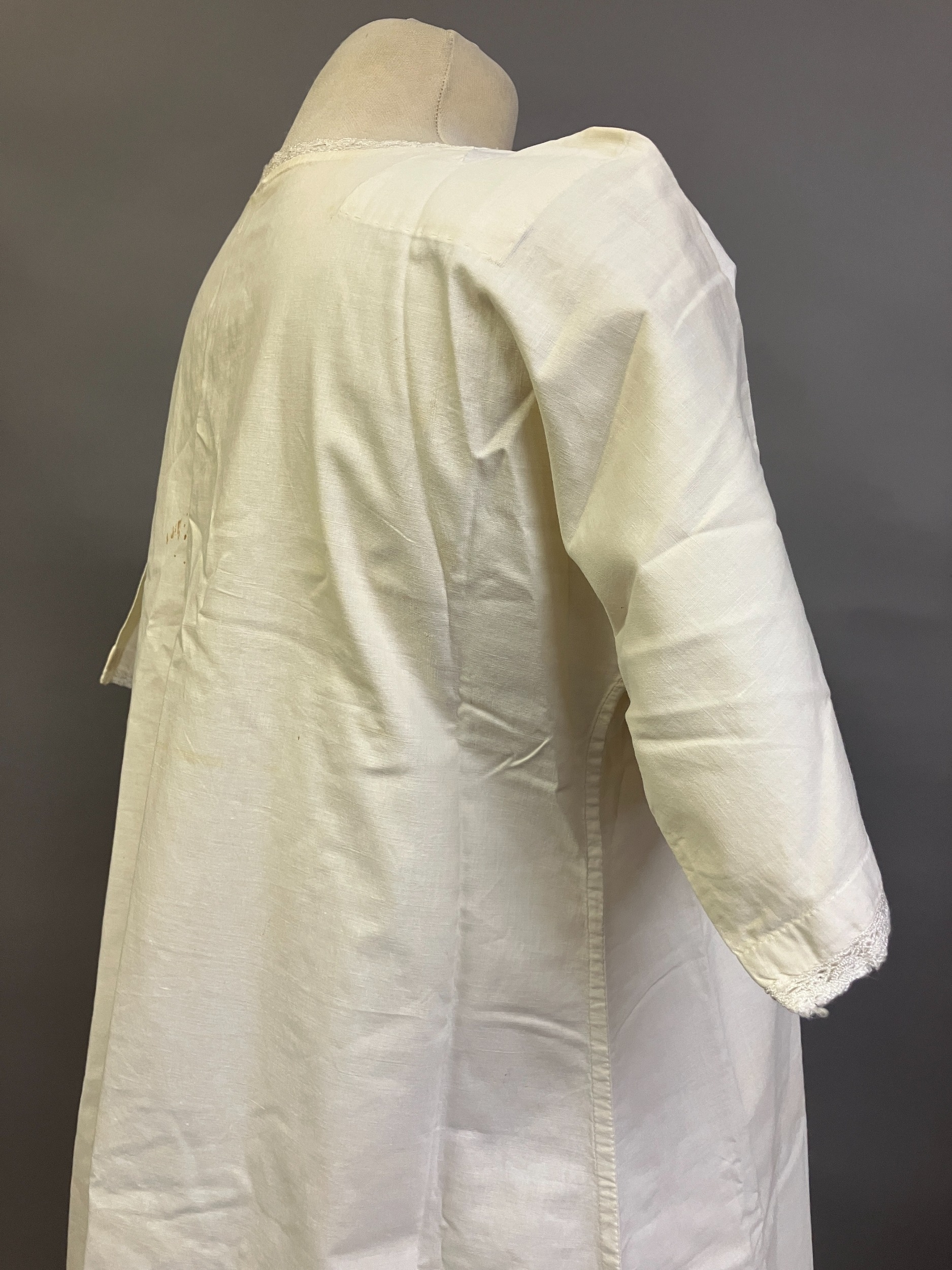 An Edwardian tapelace wedding ensemble, the high-necked bodice in ivory silk satin, trimmed with - Image 9 of 14