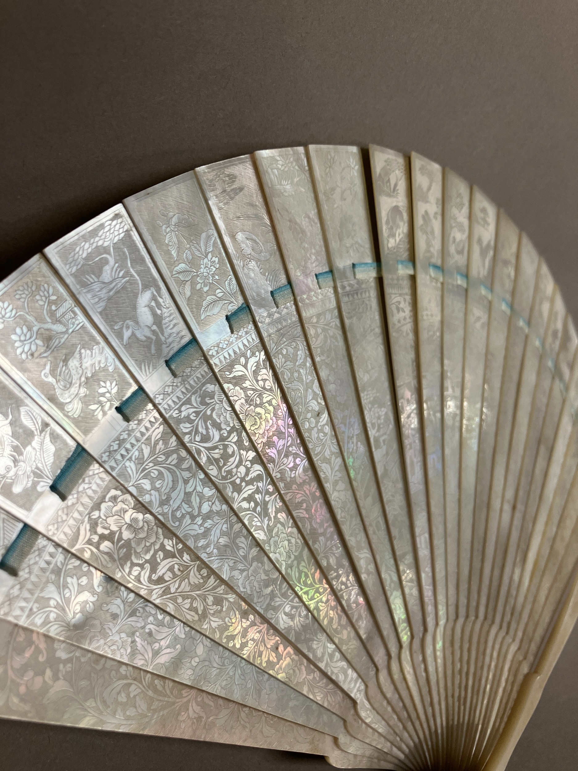 A Chinese Mother of pearl brisé fan, with 21 inner sticks and two guards, entirely etched with - Image 6 of 14